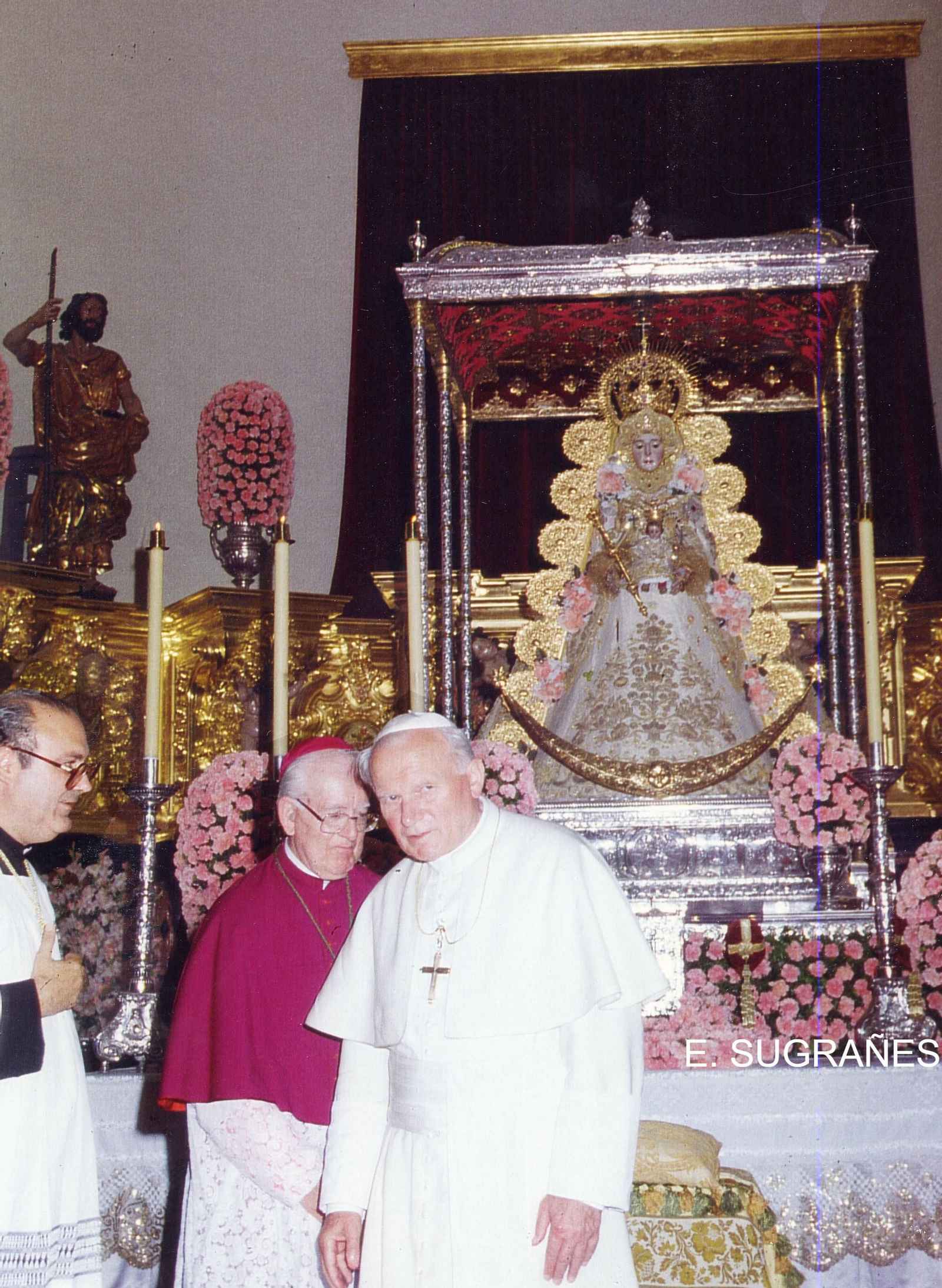 San Juan Pablo II ante la Virgen del Rocío, acompañado por el obispo Rafael González Moralejo y el capellán Diego Capado.