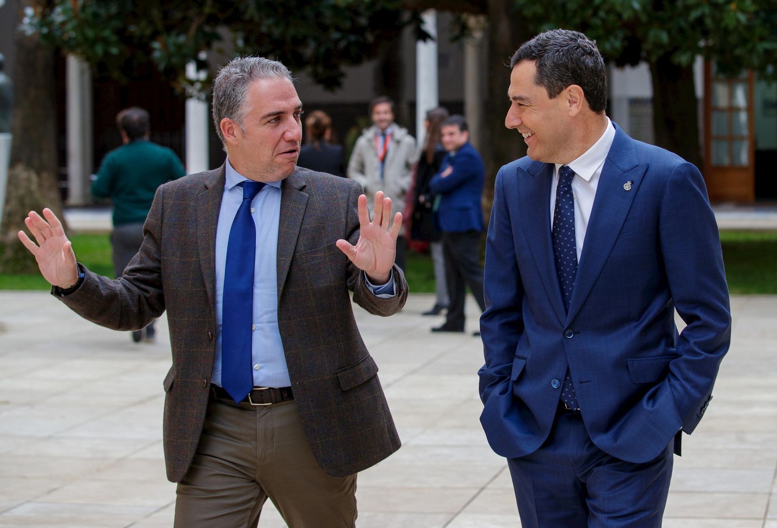 Elías Bendodo conversa con Juanma Moreno en el Parlamento andaluz en diciembre pasado.