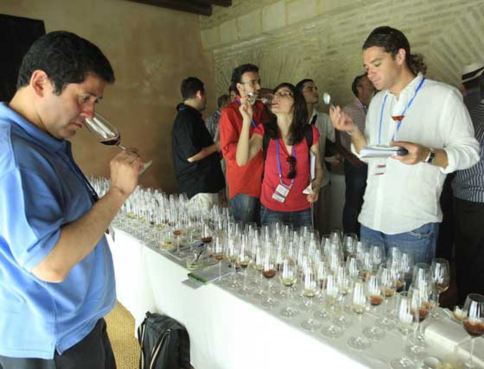 Asistentes a la sesión de maridaje celebrada ayer en la Torre del Homenaje degustan las preparaciones del Celler de Can Roca con los más variados 

Foto: Juan Carlos Toro