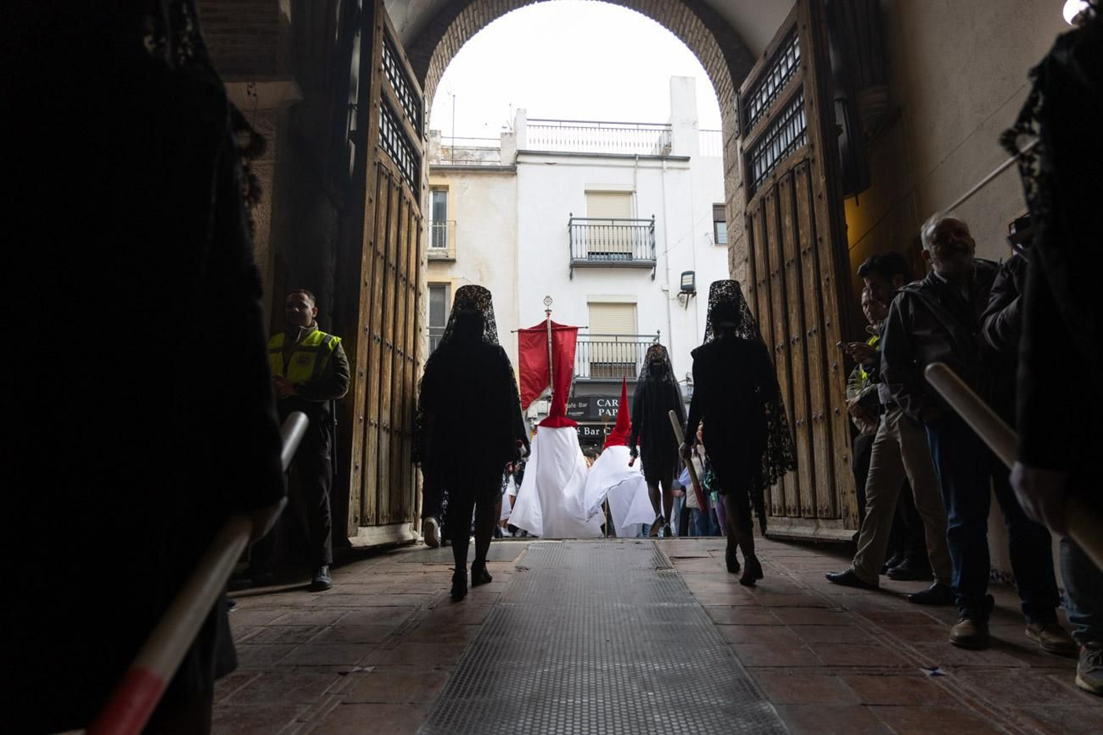 La temida lluvia impide el desarrollo normal de este Martes Santo