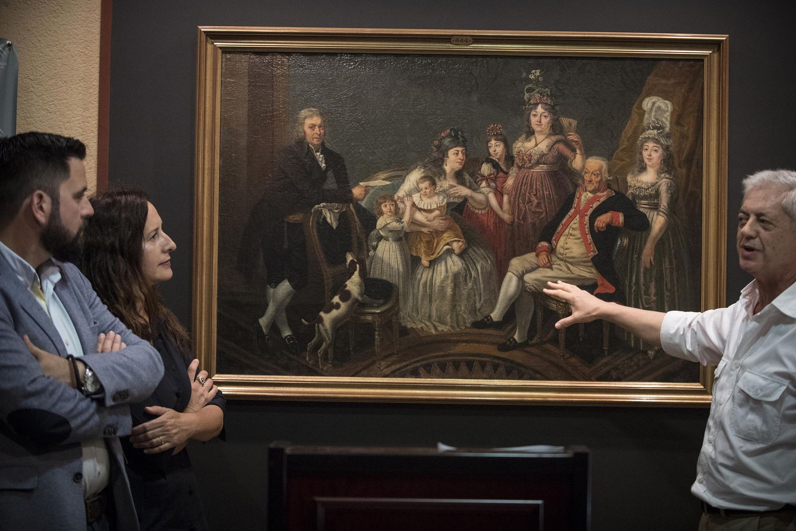 Juan Alonso de la Sierra explica a Remedios Palma y Fran González detalles del cuadro 'Retrato de familia'.