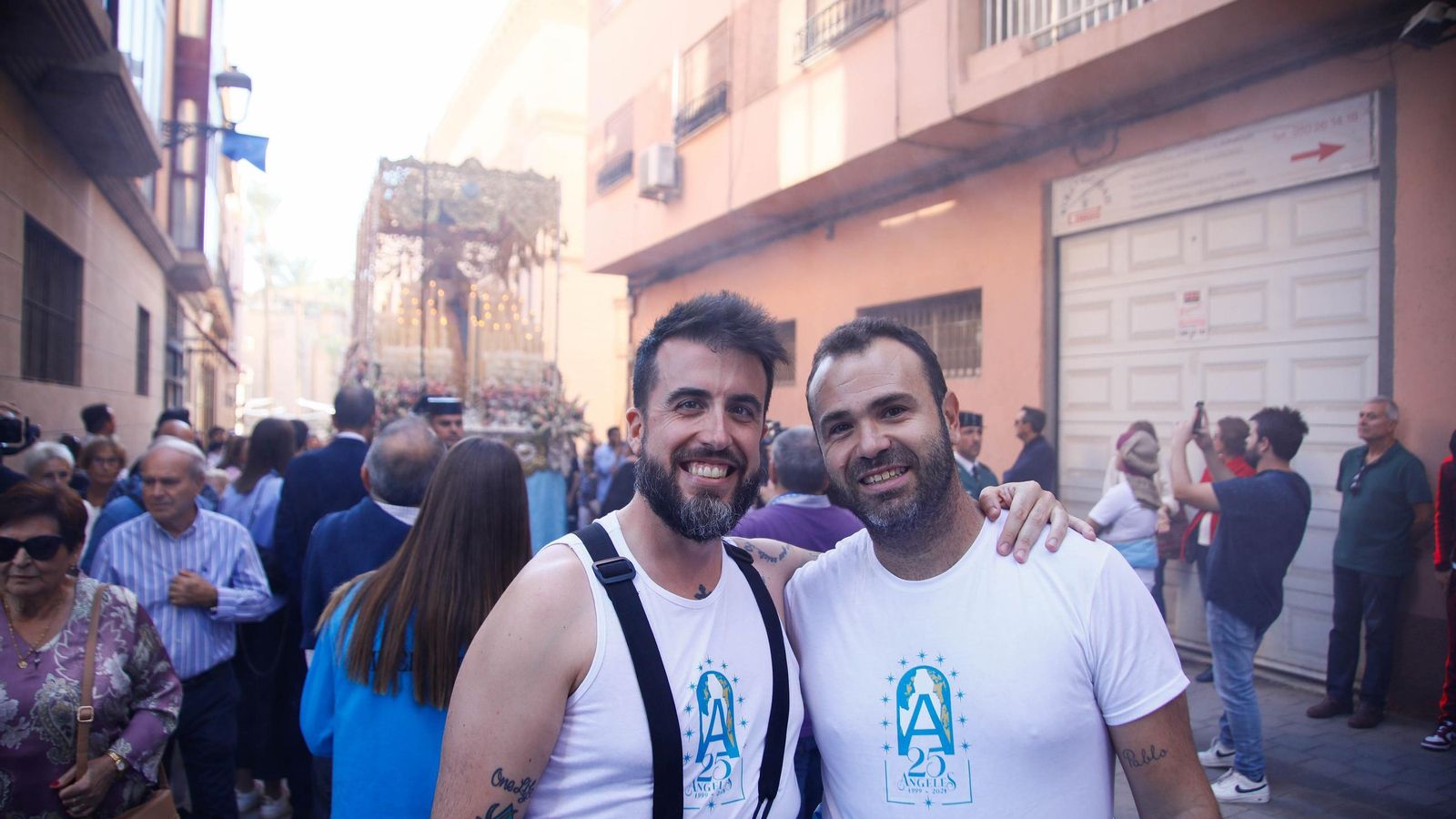 Vea la salida de la Hermandad de Los Ángeles de la Catedral de Almería