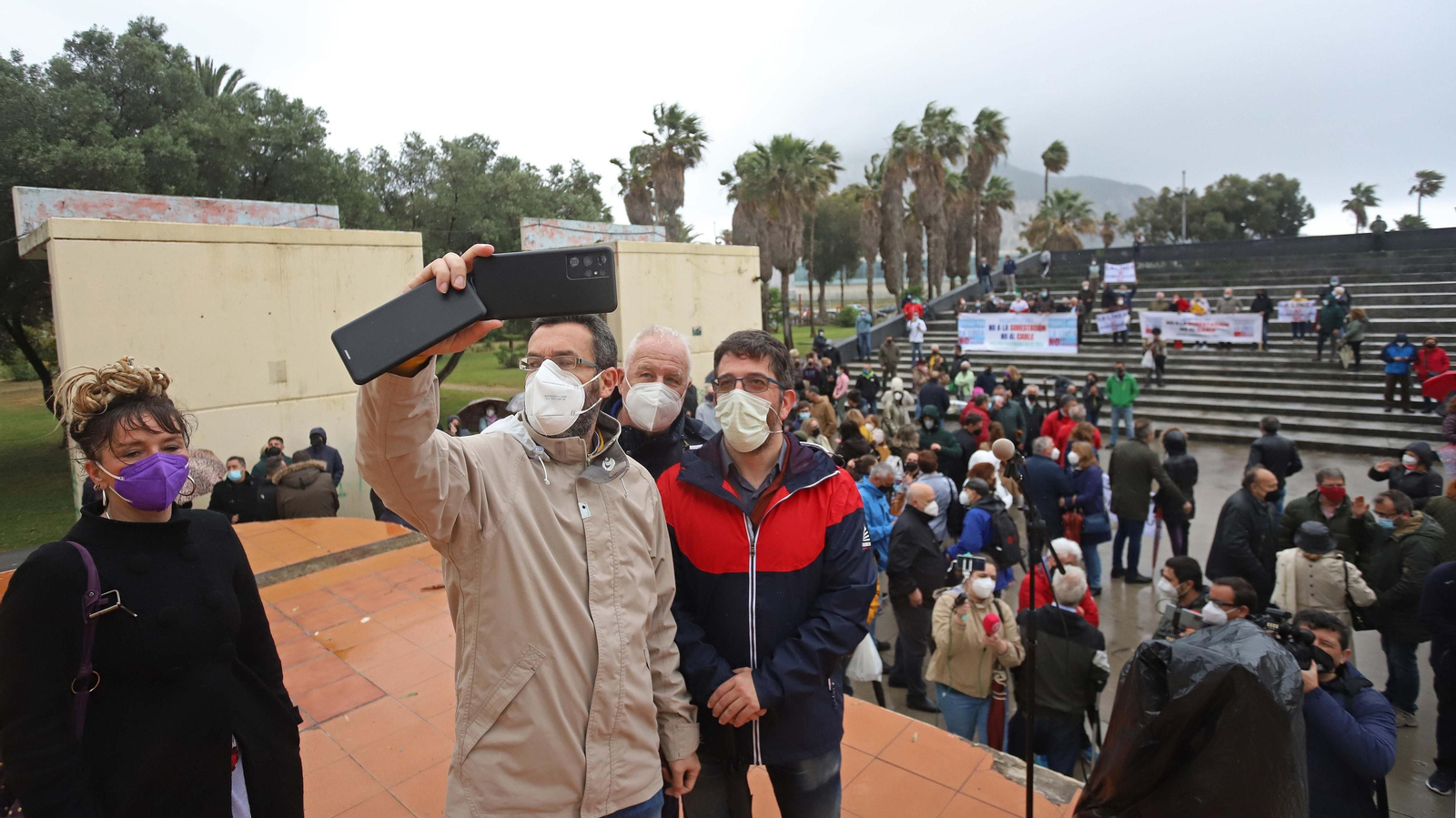 Fotos de la concentración contra la subestación de Red Eléctrica en La Línea