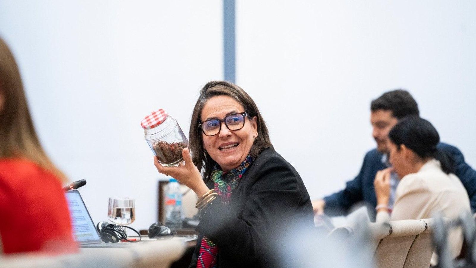 Esther Gil de Reboleño enseña una muestra del alga asiática en la Comisión de Industria del Congreso