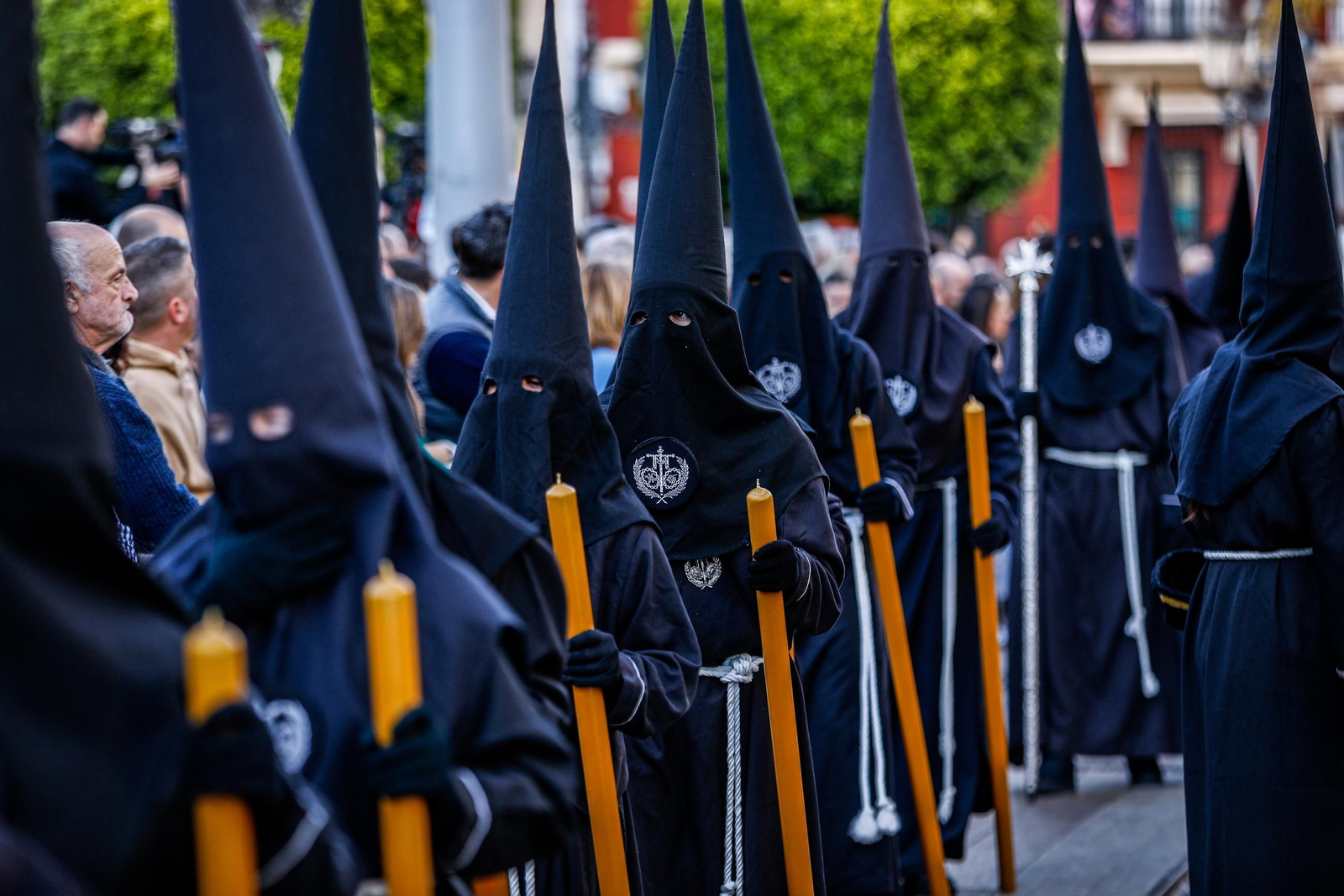 Imágenes de la salida de la Soledad en la Semana Santa de San Fernando 2025