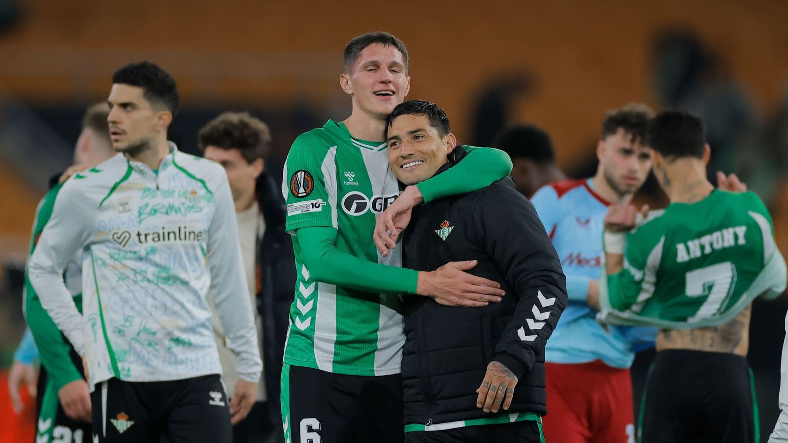 Sergi Altimira abraza a Chimy Ávila, en presencia de Marc Bartra, tras el triunfo ante el Feyenoord.