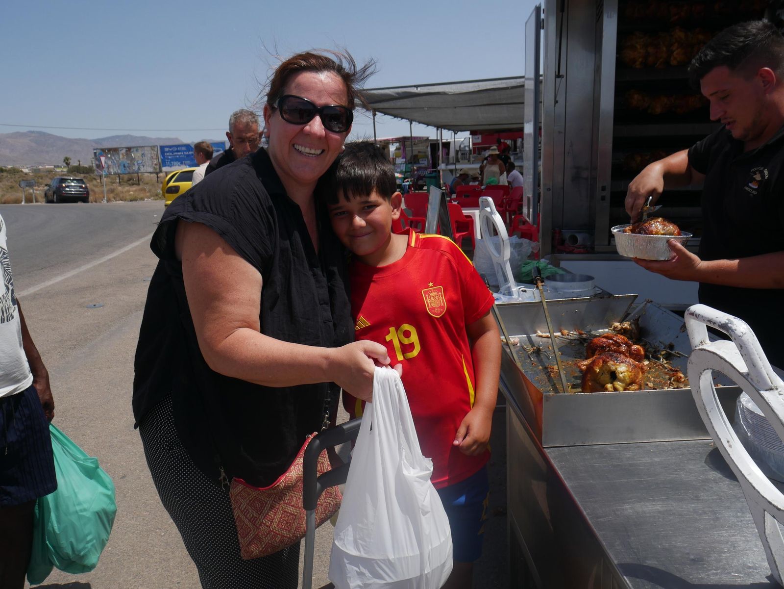 Así es la venta de pollos asados en los negocios ambulantes de Almería