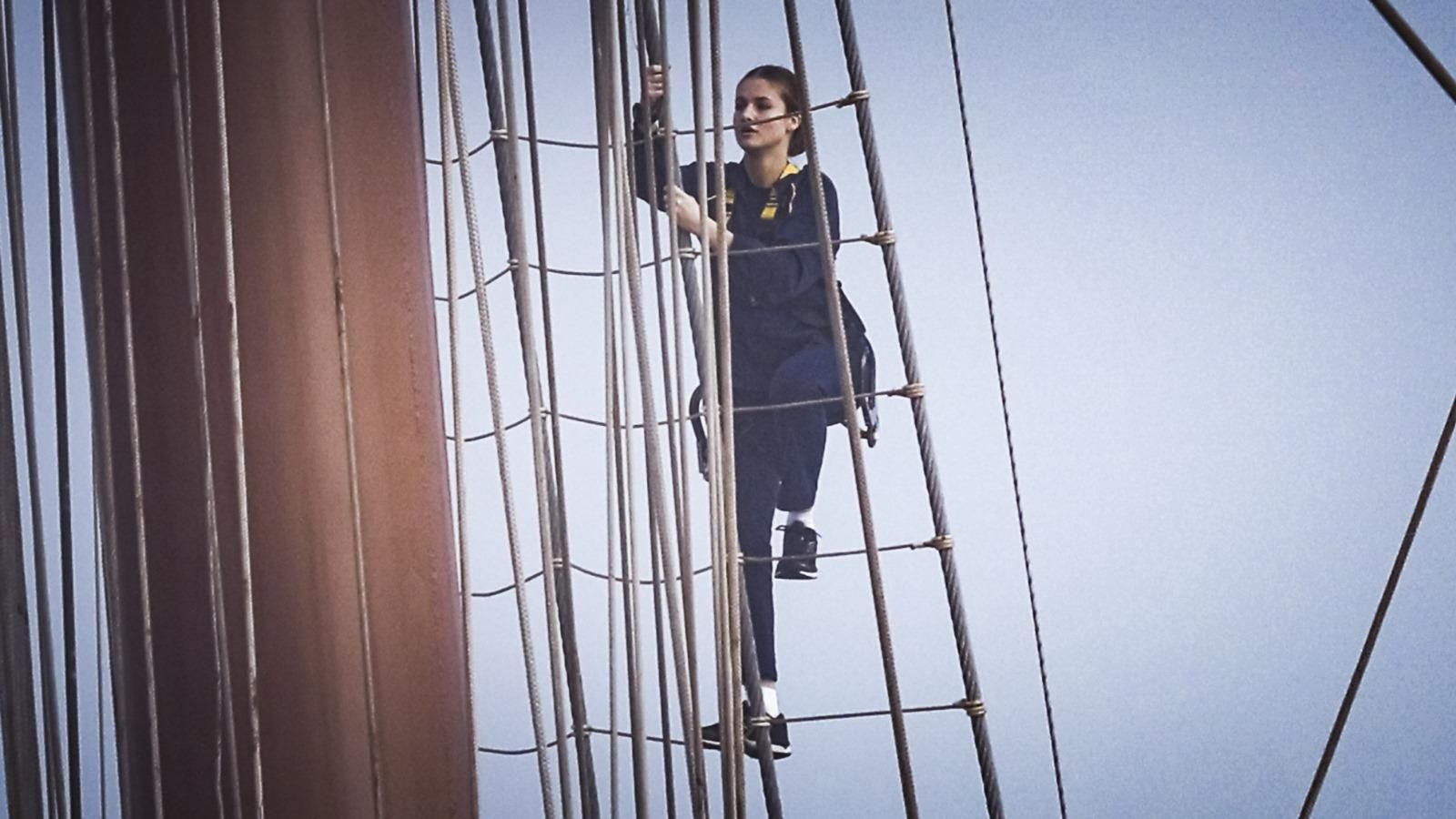 Así ha sido la subida de la Princesa Leonor a uno de los palos del 'Elcano' en Cádiz