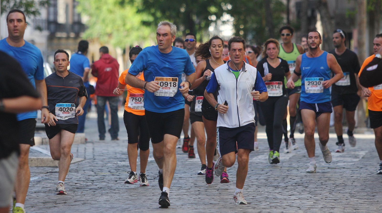Varios corredores en una pasada edición de la Carrera Popular del Casco Antiguo.