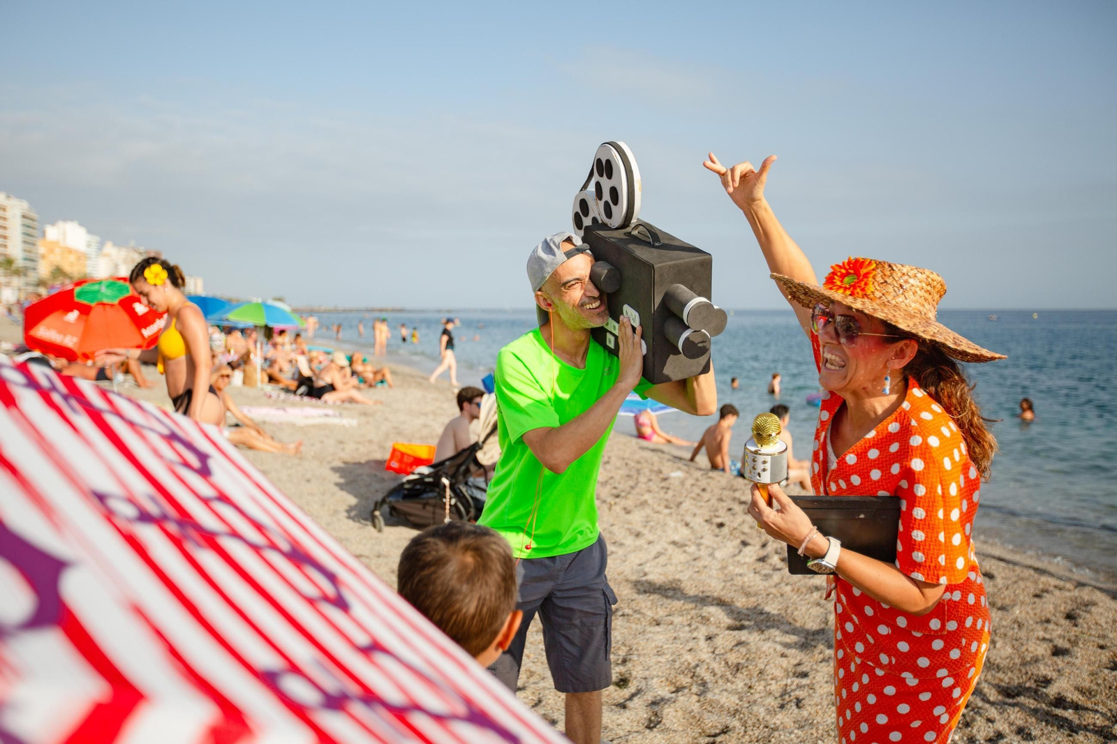 Los actores han sorprendido a los bañistas a los que les han pedido recuerdos de 2005