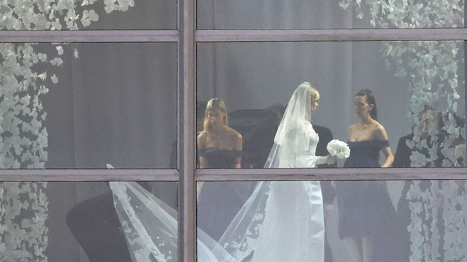 Captura de un paparazzi de la novia , Nicola Peltz, a punto de dar el 'sí quiero'.