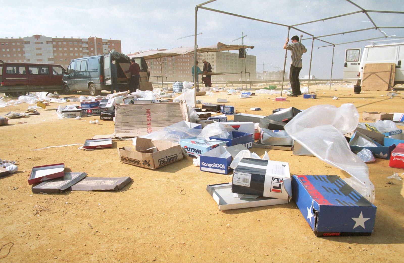 Basura resultante de la celebración del mercadillo en el Parque Alcosa.