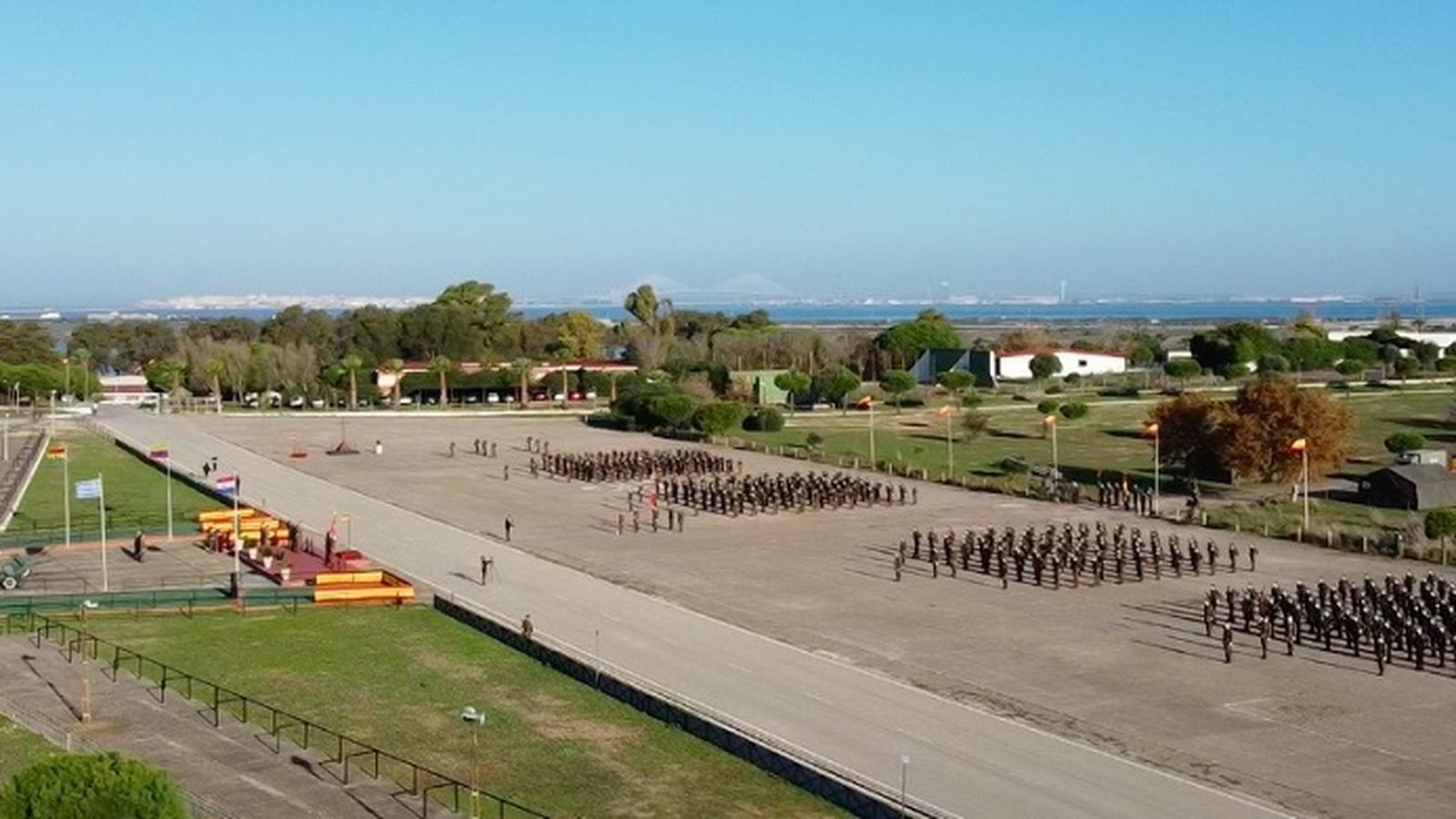 Formación de los alumnos en la jura de bandera.