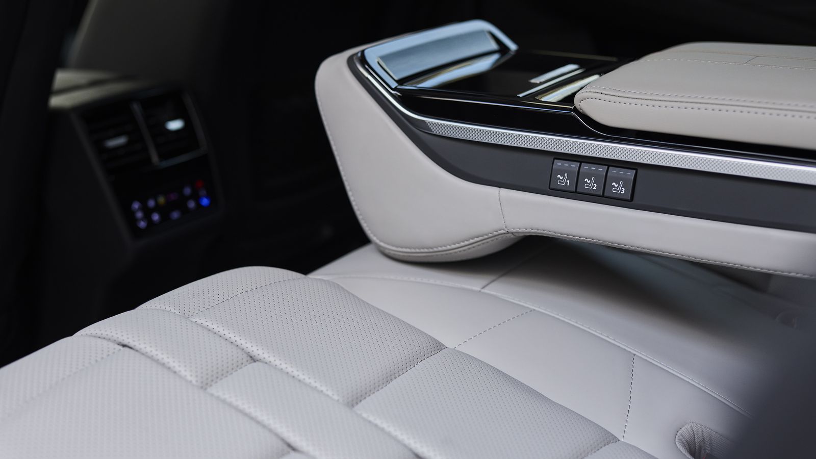 La tapicería de cuero napa y el equipamiento adicional al que tiene el nivel Rivoli+ hacen especial esta versión vinculada a los sistemas de propulsión híbridos enchufables del DS.