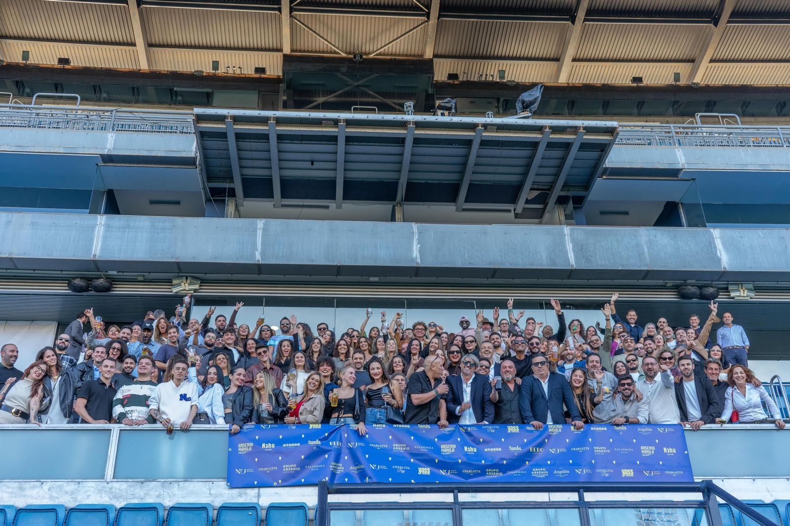 Imagen del encuentro de Grupo Arsenio con sus trabajadores y amigos en el Estadio Nuevo Mirandilla de Cádiz