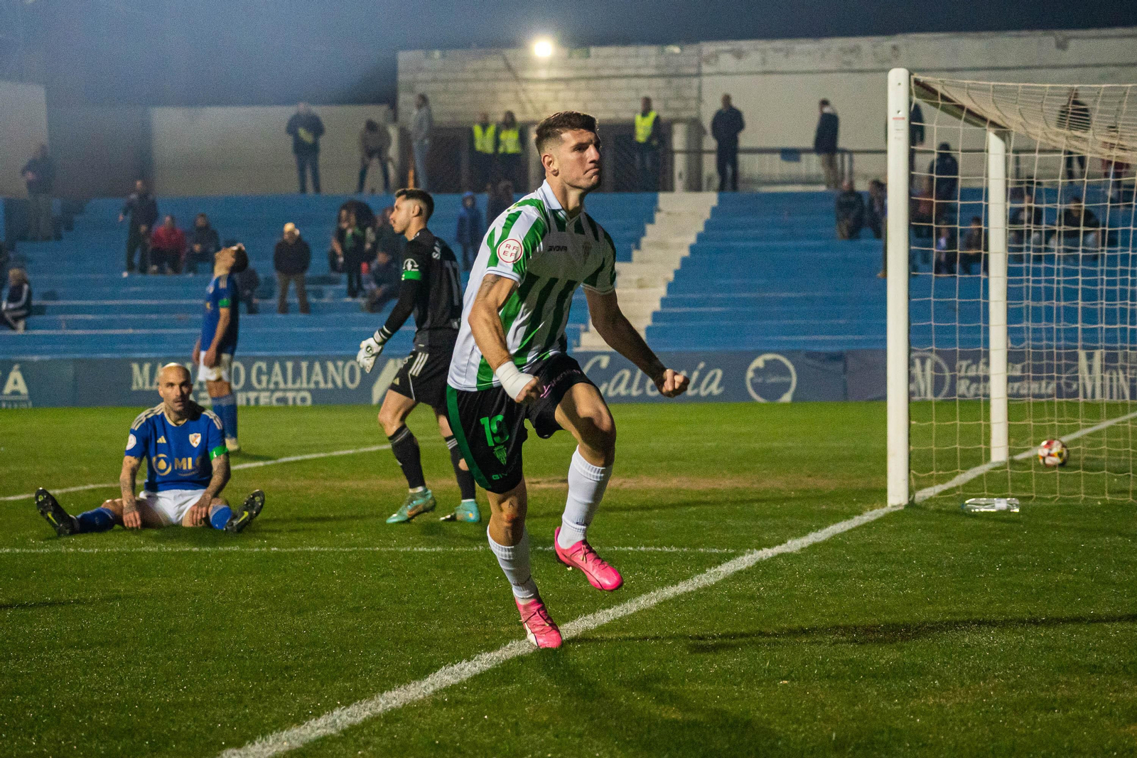 Las mejores fotos de la afición del Córdoba CF en Linarejos