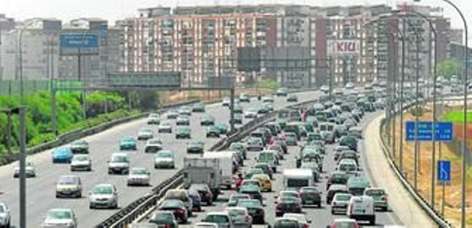 Imagen de archivo en la que se ve el tráfico lento en los accesos de Málaga durante una operación de verano.