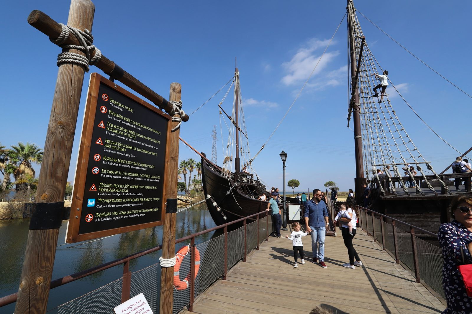 Imágenes de la jornada de puertas abiertas en el Muelle de las Carabelas