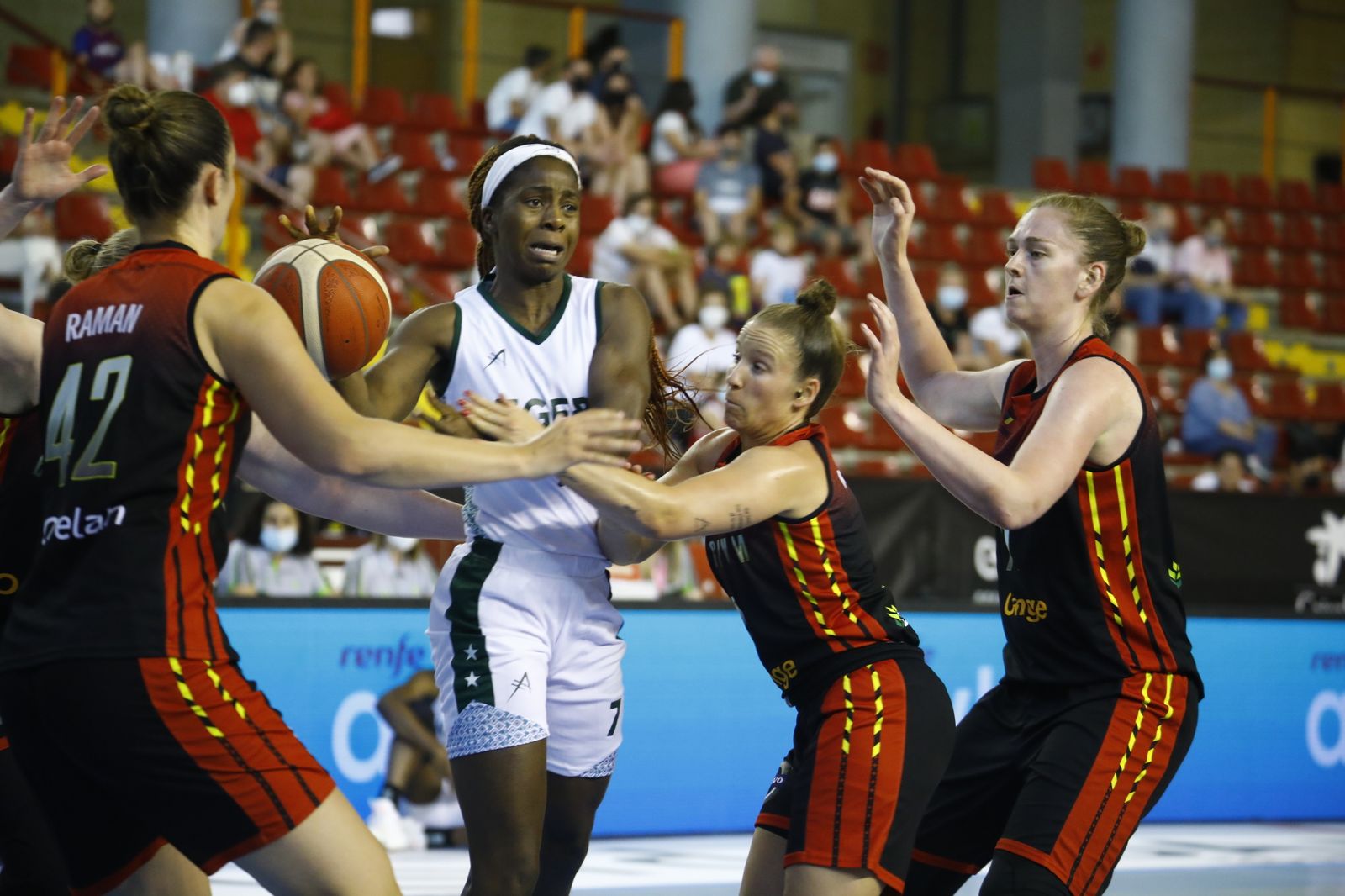 Las imágenes del triunfo de Bélgica sobre Nigeria en Córdoba