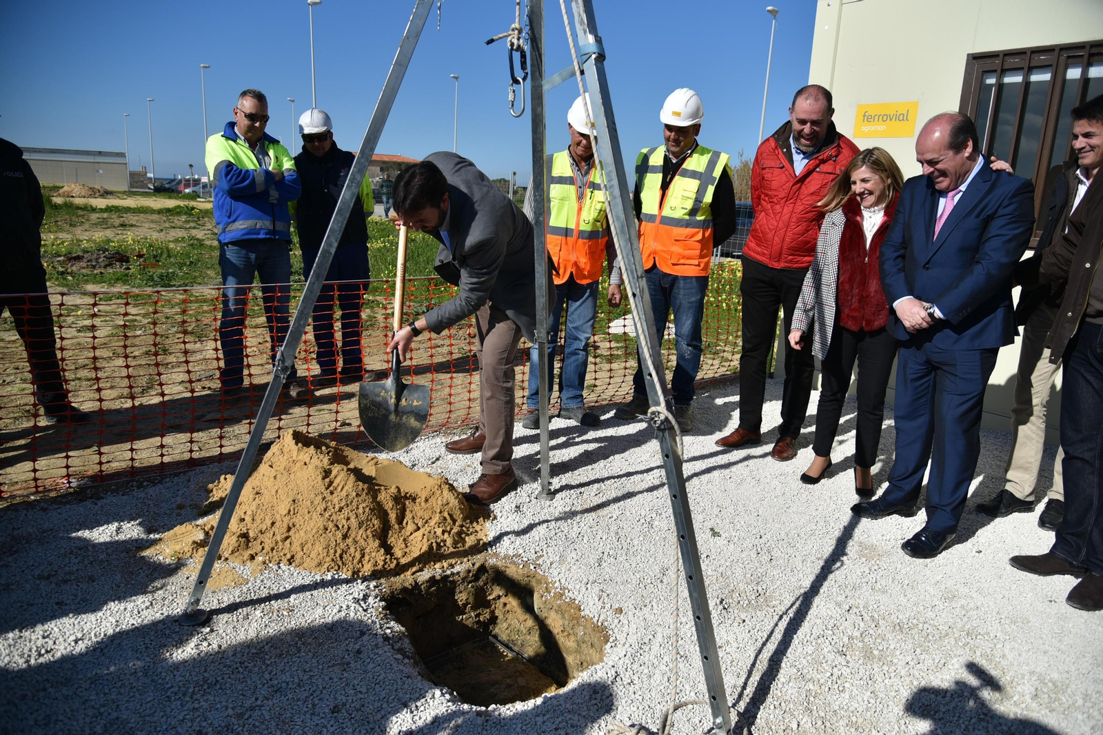 Francisco Ruiz echa una palada de arena durante el acto de la primera piedra junto a Irene García y Francisco Vaca, ayer.
