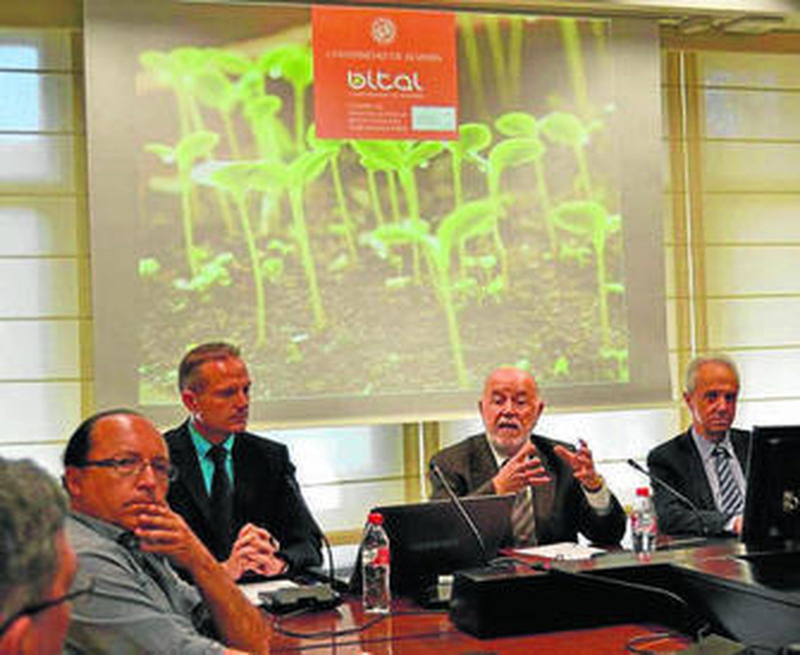 El rector y miembros de la UAL junto a los responsables del centro BITAL.
