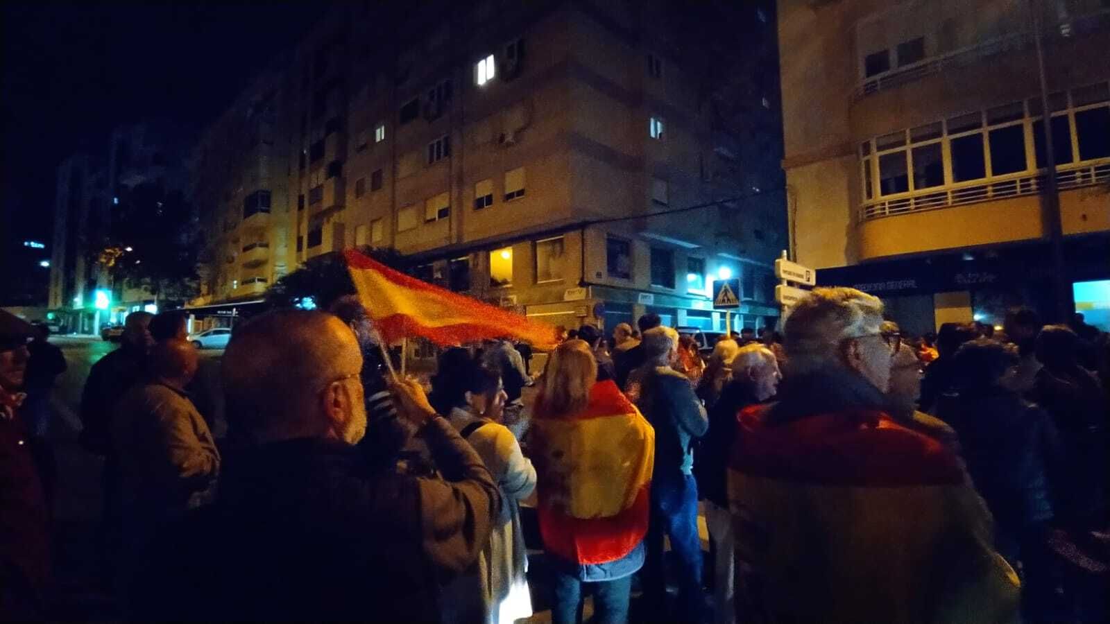 Protesta contra la amnistía ante la sede del PSOE de San Fernando.
