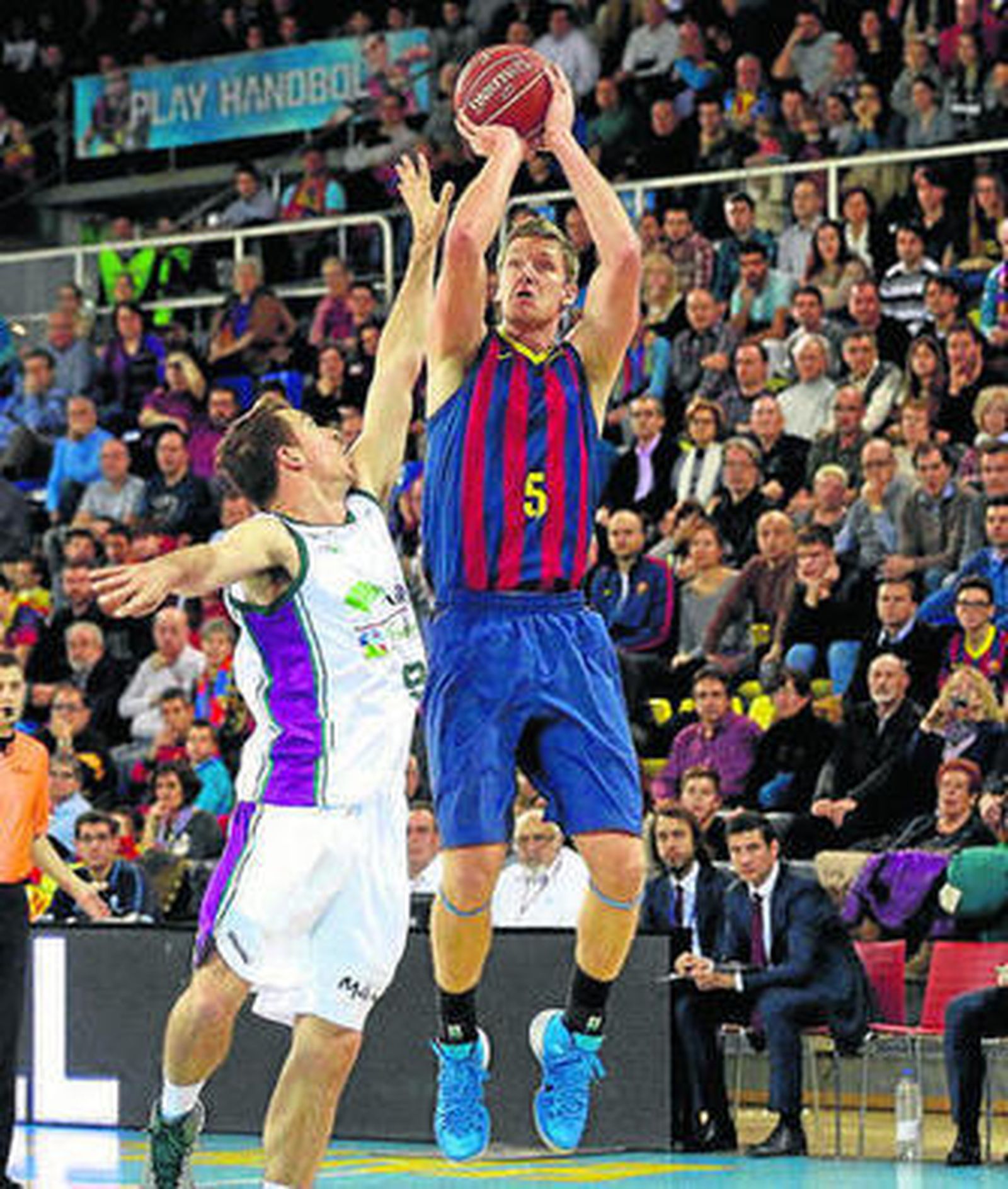 El azulgrana Doellman lanza en suspensión delante de Toolson.