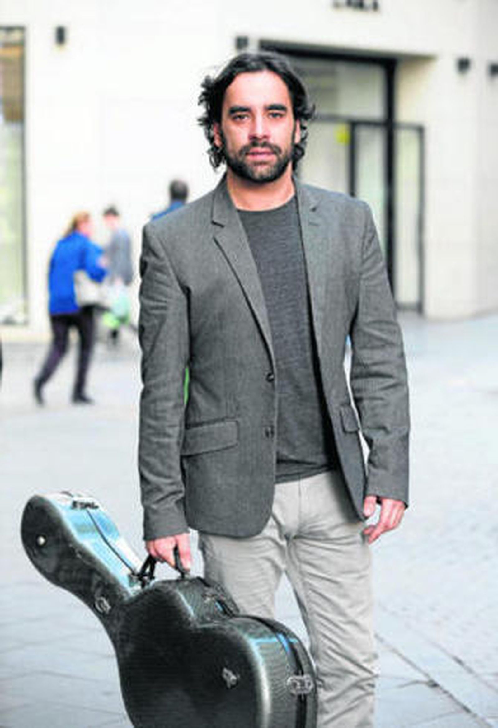 El guitarrista Daniel Casares (Estepona, 1980), retratado en una calle del centro de Sevilla.