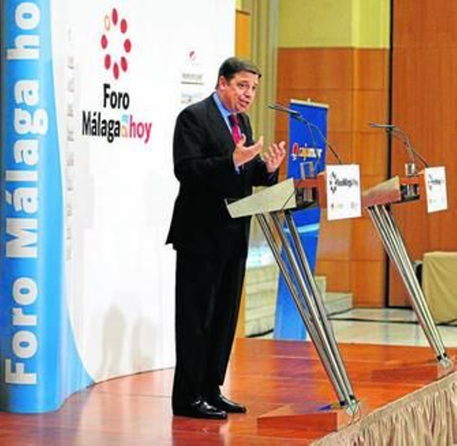 Luis Planas se dirige al centenar de asistentes al almuerzo-coloquio organizado por 'Málaga Hoy'.