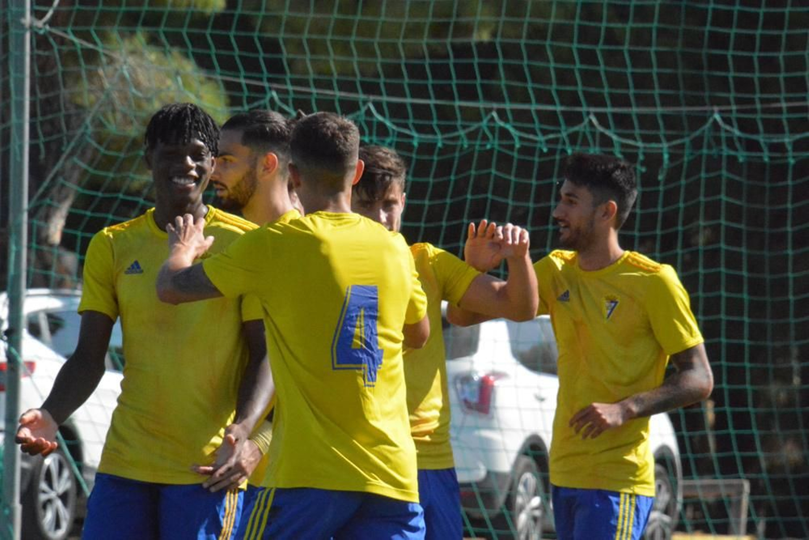 Jugadores del filial cadista celebran un gol en un amistoso.