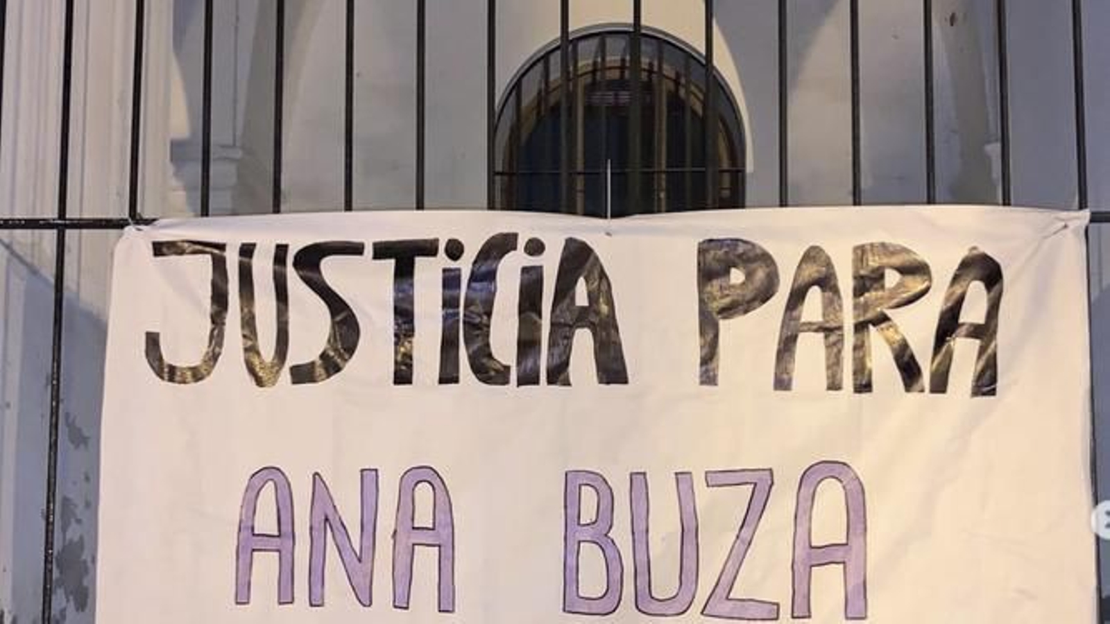 Cartel para pedir justicia colgado en el Juzgado de Carmona