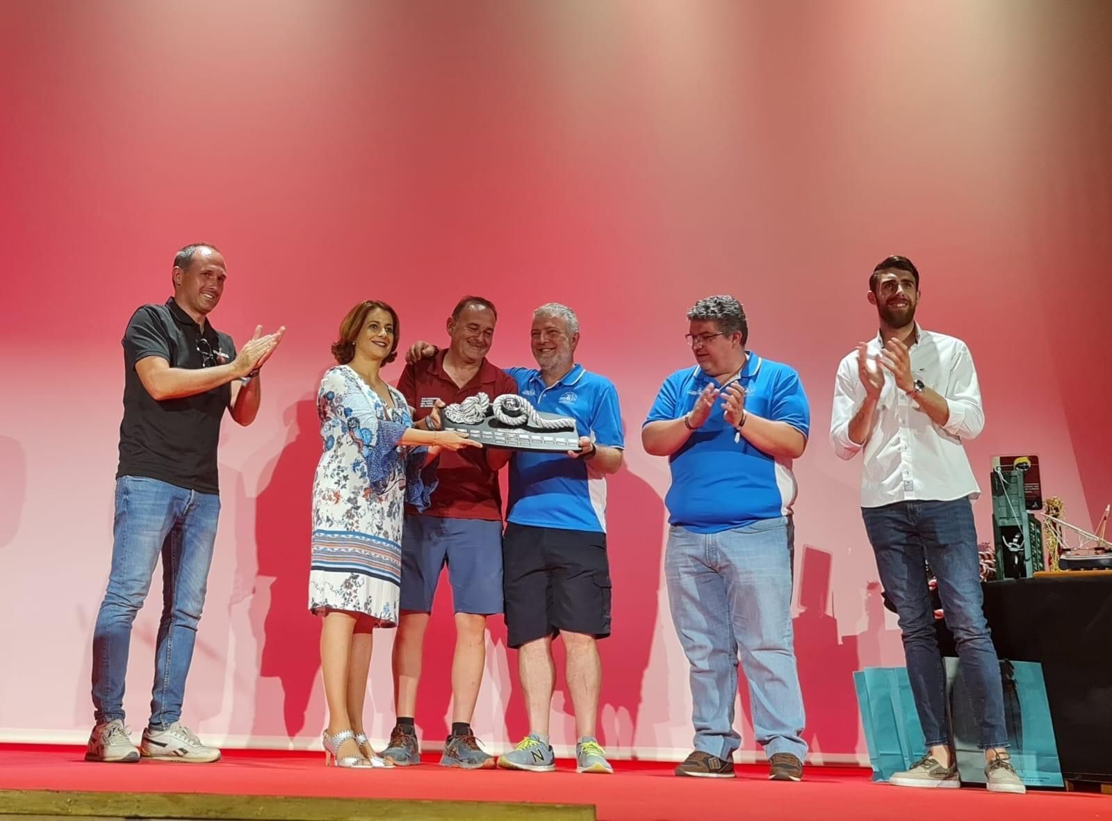 La alcaldesa de Teruel, Emma Buj, entrega a Grazalema el testigo para organizar el Congreso