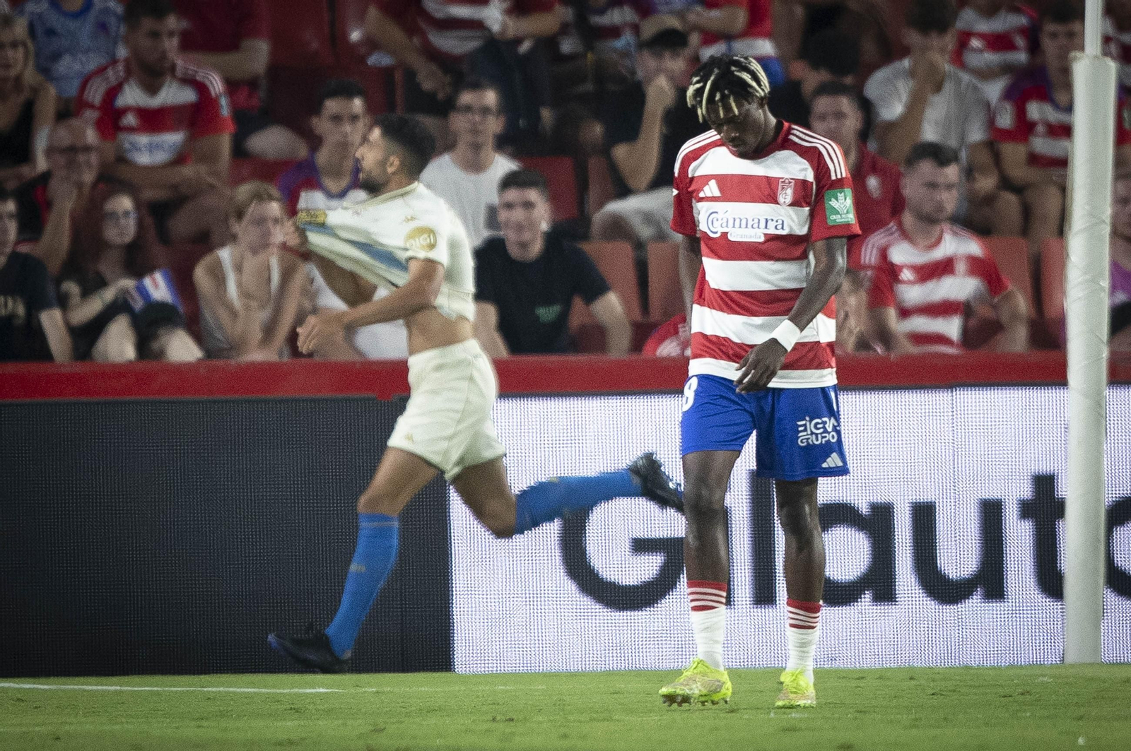 Oscar, cabizbajo tras el segundo gol del Deportivo
