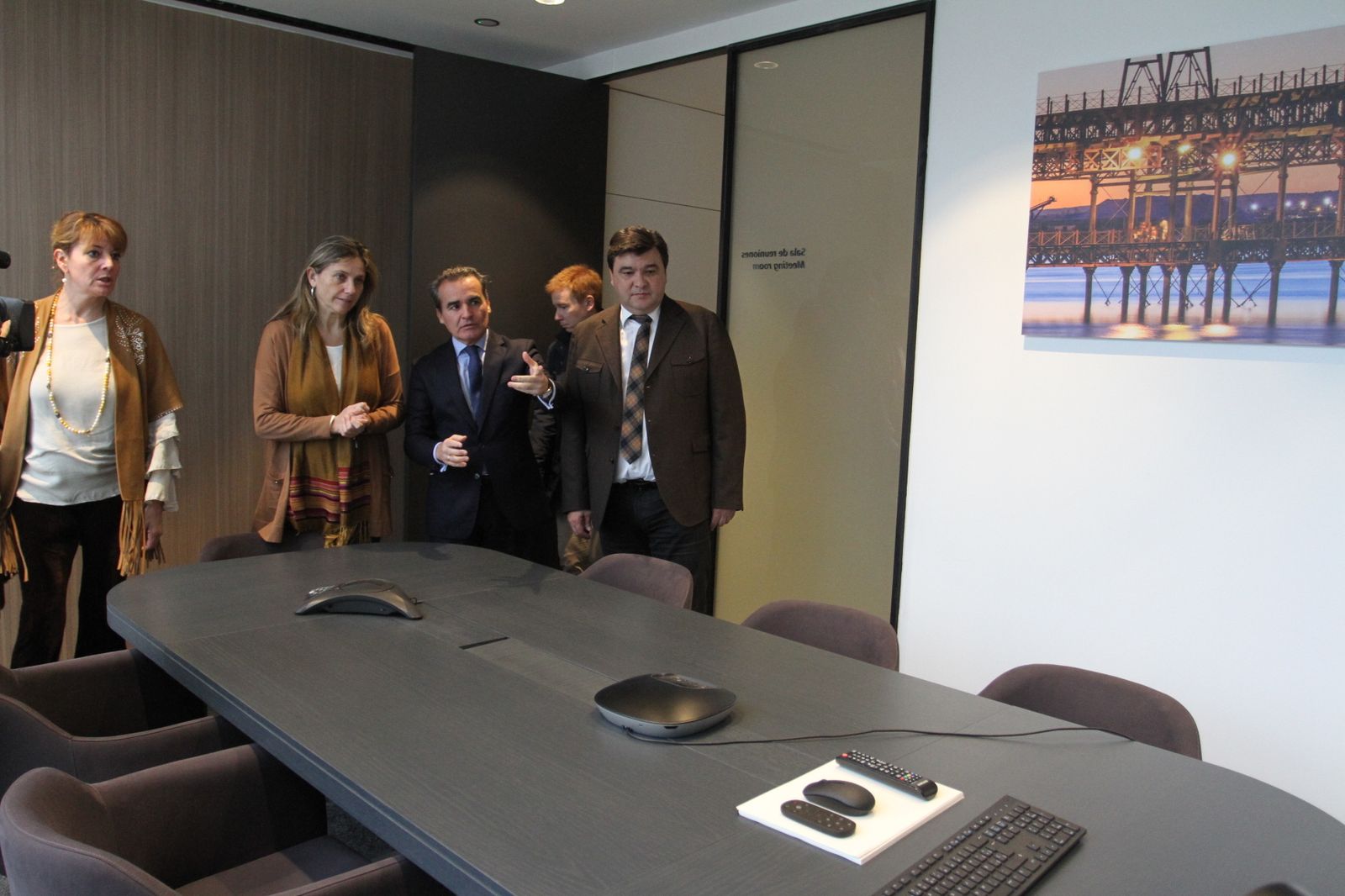 Rafael Herrador, director territorial de andalucía Occidental de Caixabank, muestra las nuevas instalaciones al alcalde y a algunas concejalas.