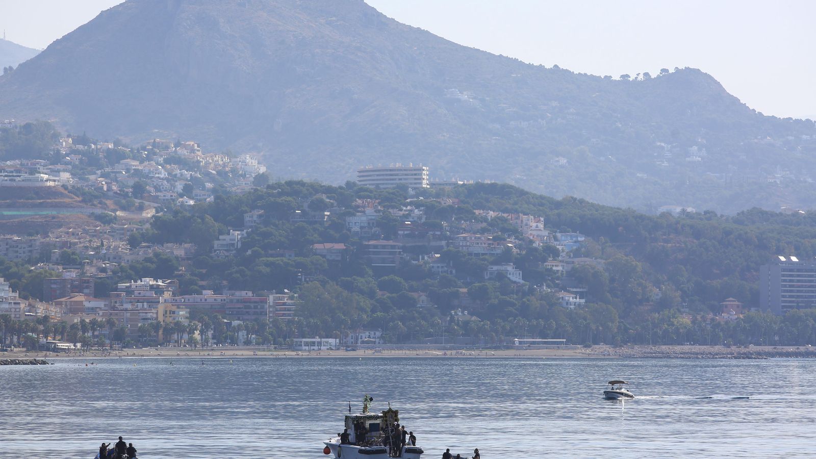 Fotografía de la bahía malagueña con la embarcación que transporta la imagen.
