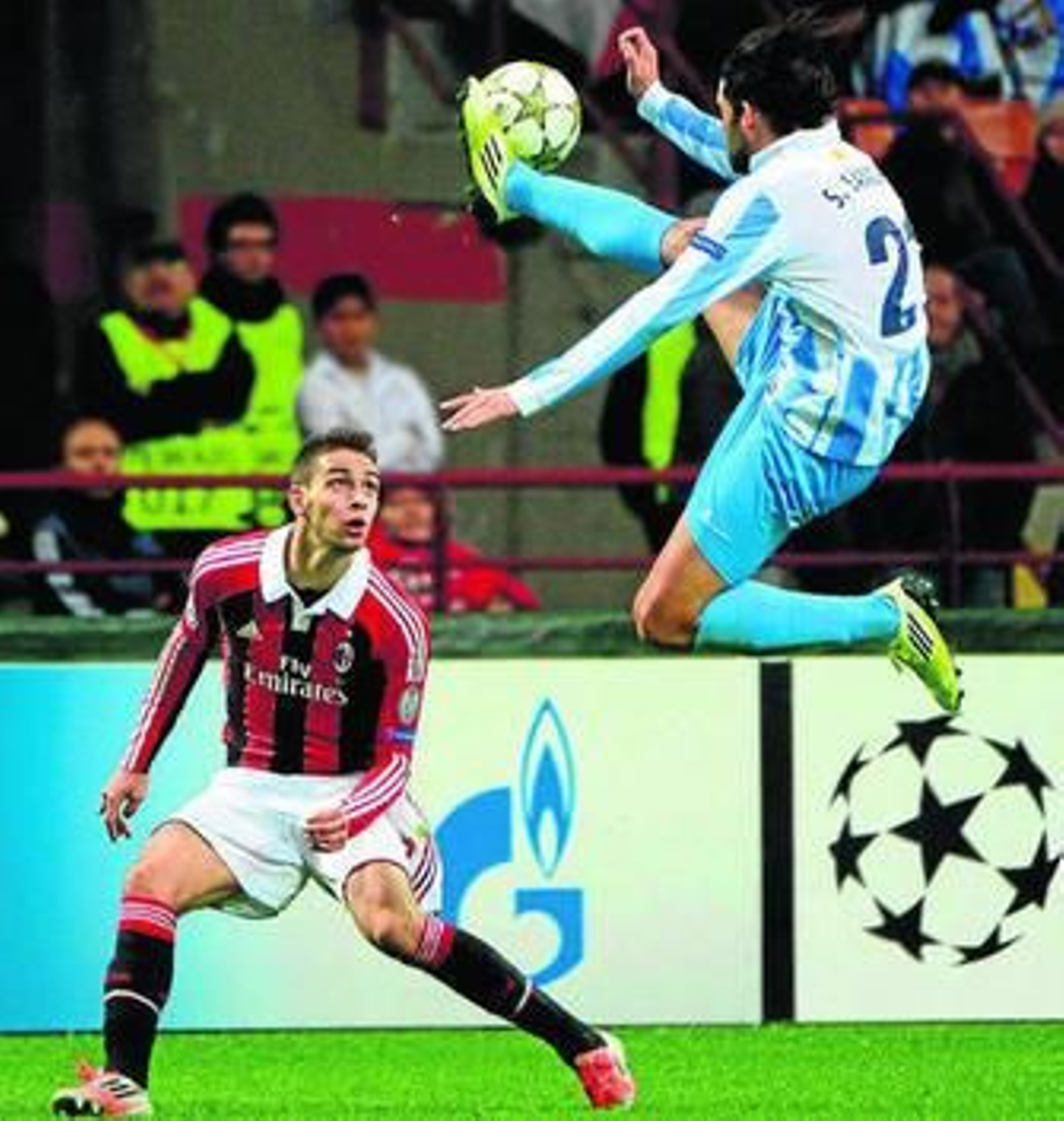 Sergio Sánchez realiza un acrobático control ante la mirada del milanista De Sciglio.