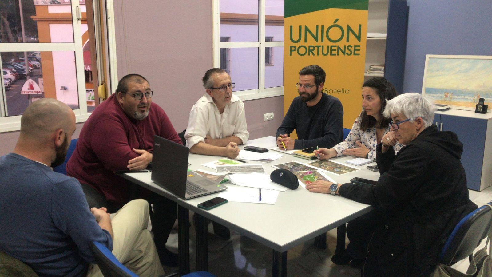 Miembros de Unión Portuense, durante la reunión con la Plataforma por el Yacimiento de Doña Blanca.