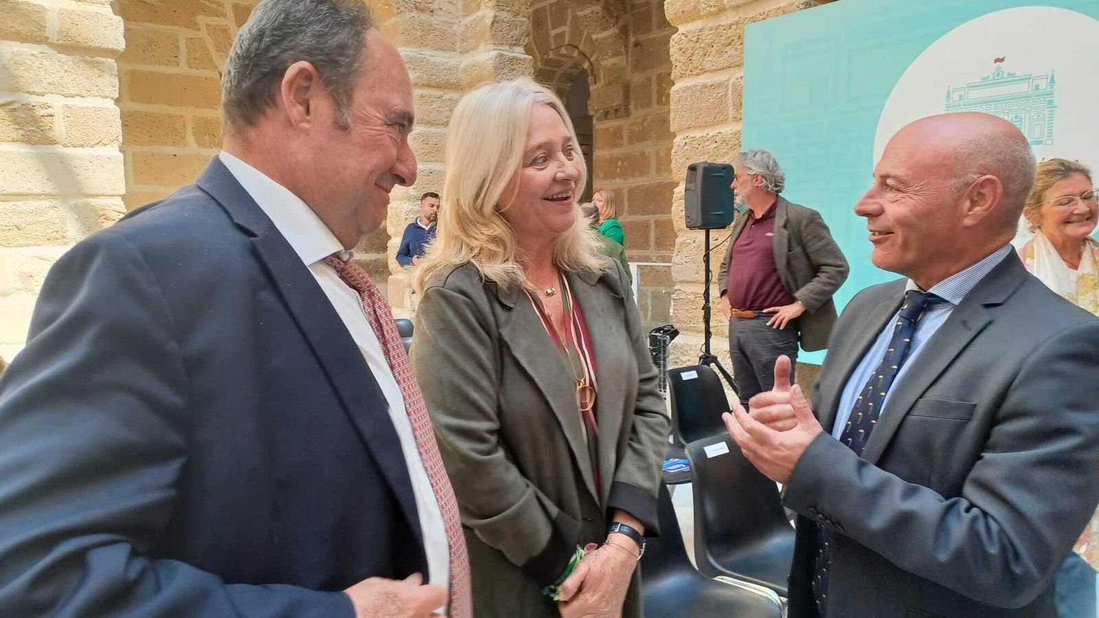 El director general del Grupo Joly, Tomás Valiente; la delegada de Gobierno de la Junta en Cádiz, Mercedes Colombo; y el director regional de Cádiz de Unicaja Banco, Juan Jesús Castañeda. El director general del Grupo Joly, Tomás Valiente; la delegada de Gobierno de la Junta en Cádiz, Mercedes Colombo; y el director regional de Cádiz de Unicaja Banco, Juan Jesús Castañeda.