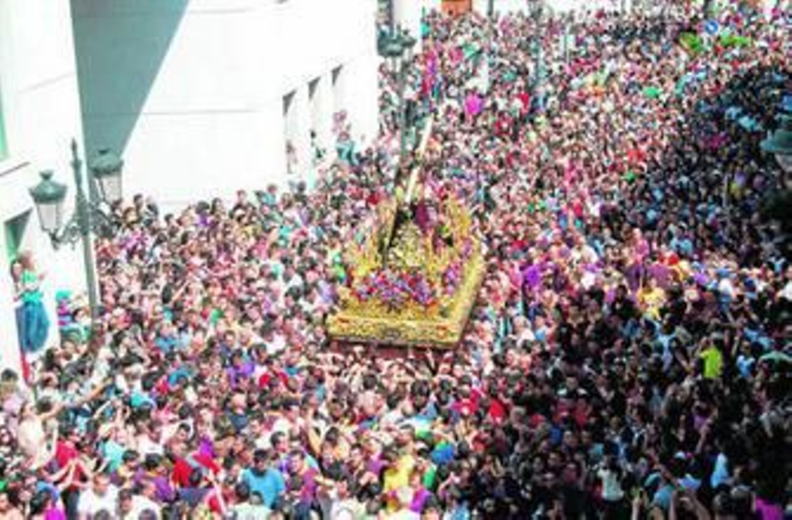 El gentío se amontona para intentar alcanzar el paso.