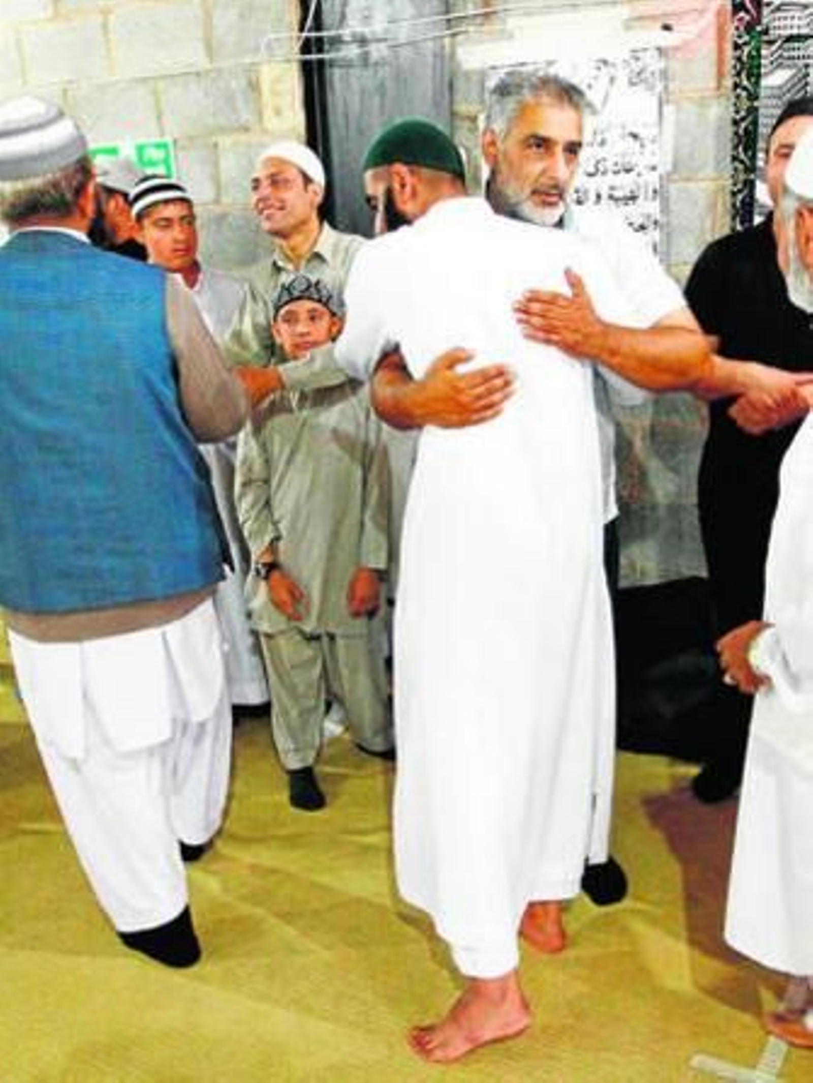Tarik Jahan (de frente) recibía ayer el pésame de sus amigos en la mezquita de Birmingham.