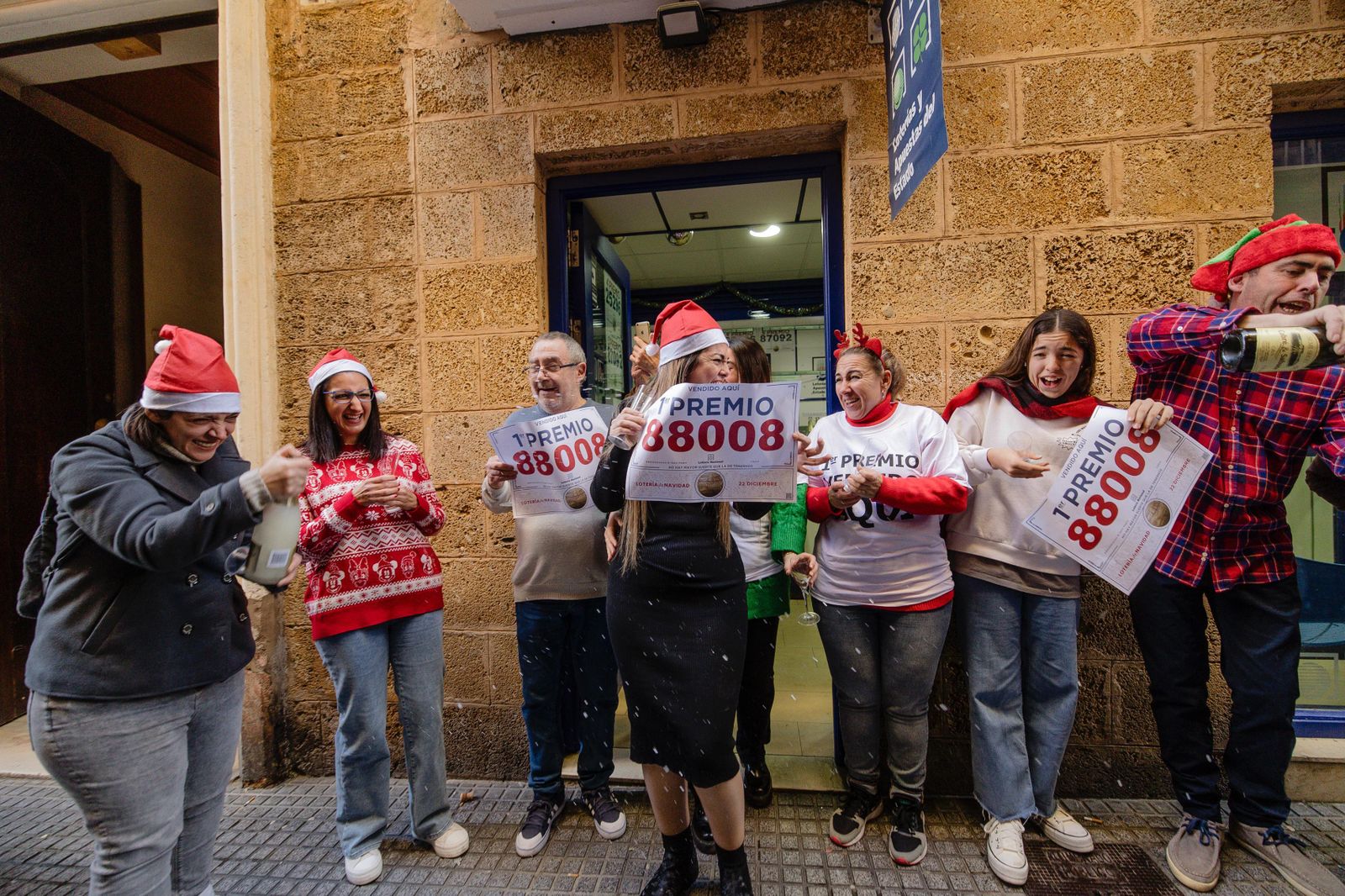 Lotería de Navidad 2023: Las imágenes de la celebración del Gordo en Cádiz