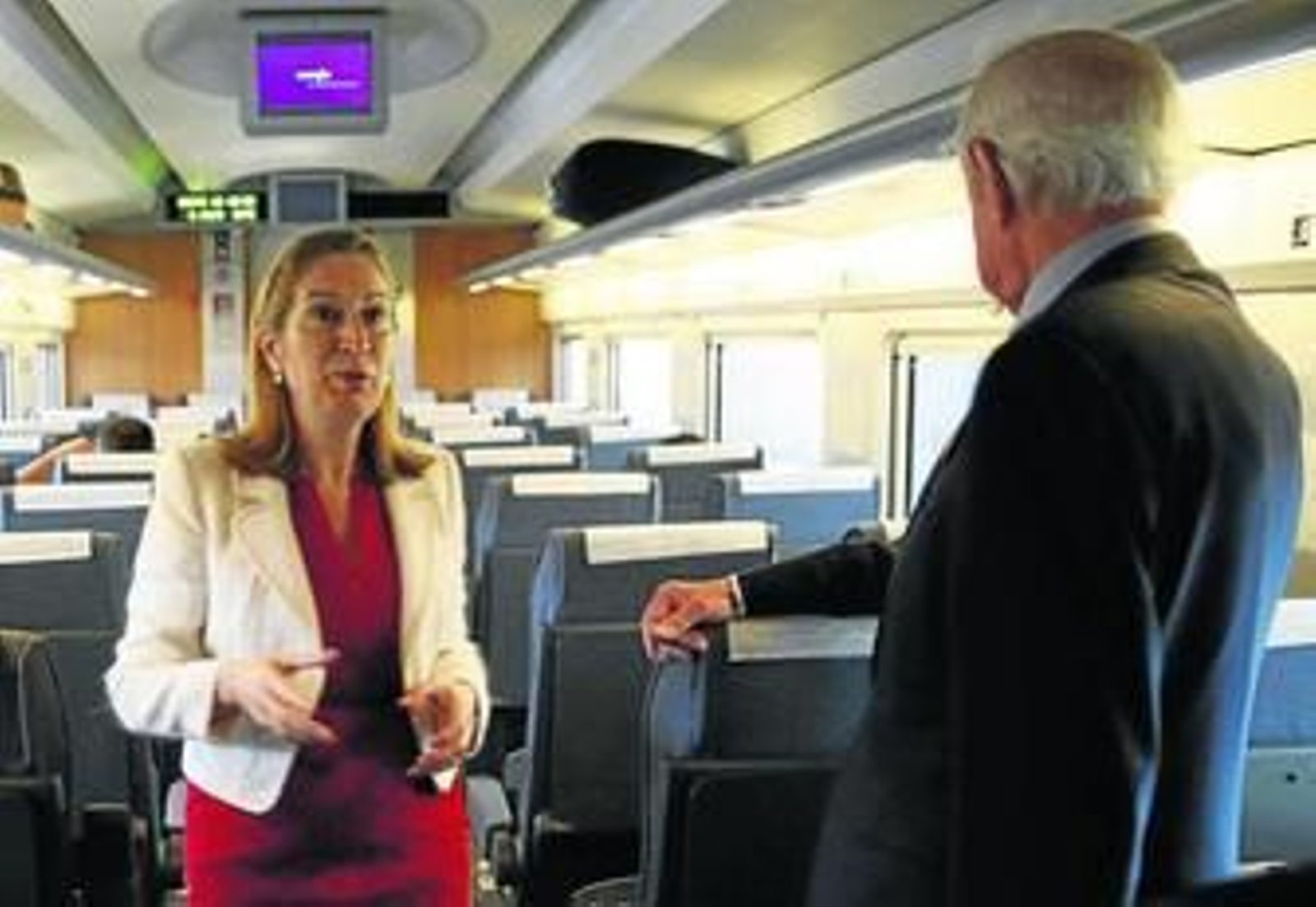 La ministra de Fomento, Ana Pastor, ayer en la presentación de este nuevo vagón.