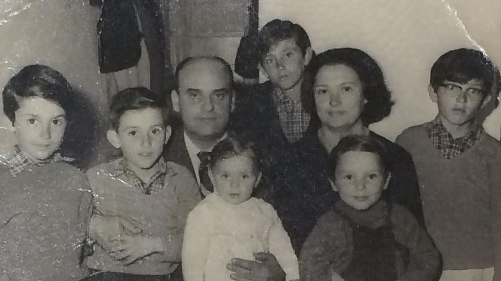 El matrimonio De la Cruz Gil con sus hijos Javier, Víctor, Marian, Emilio, Antonio y Álvaro.