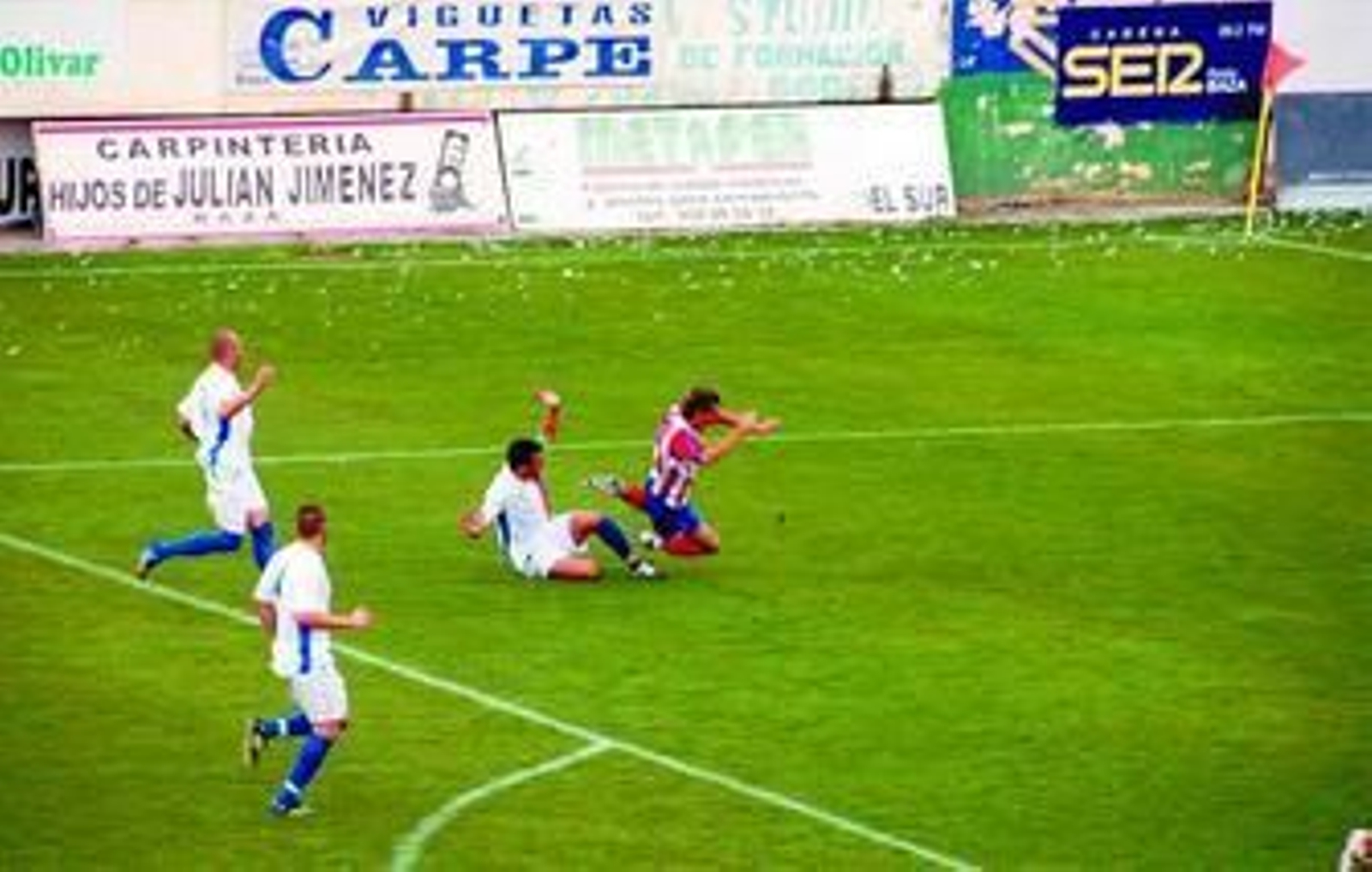 El esteponero Cuevas comete penalti sobre el delantero bastetano Javi Muñoz.