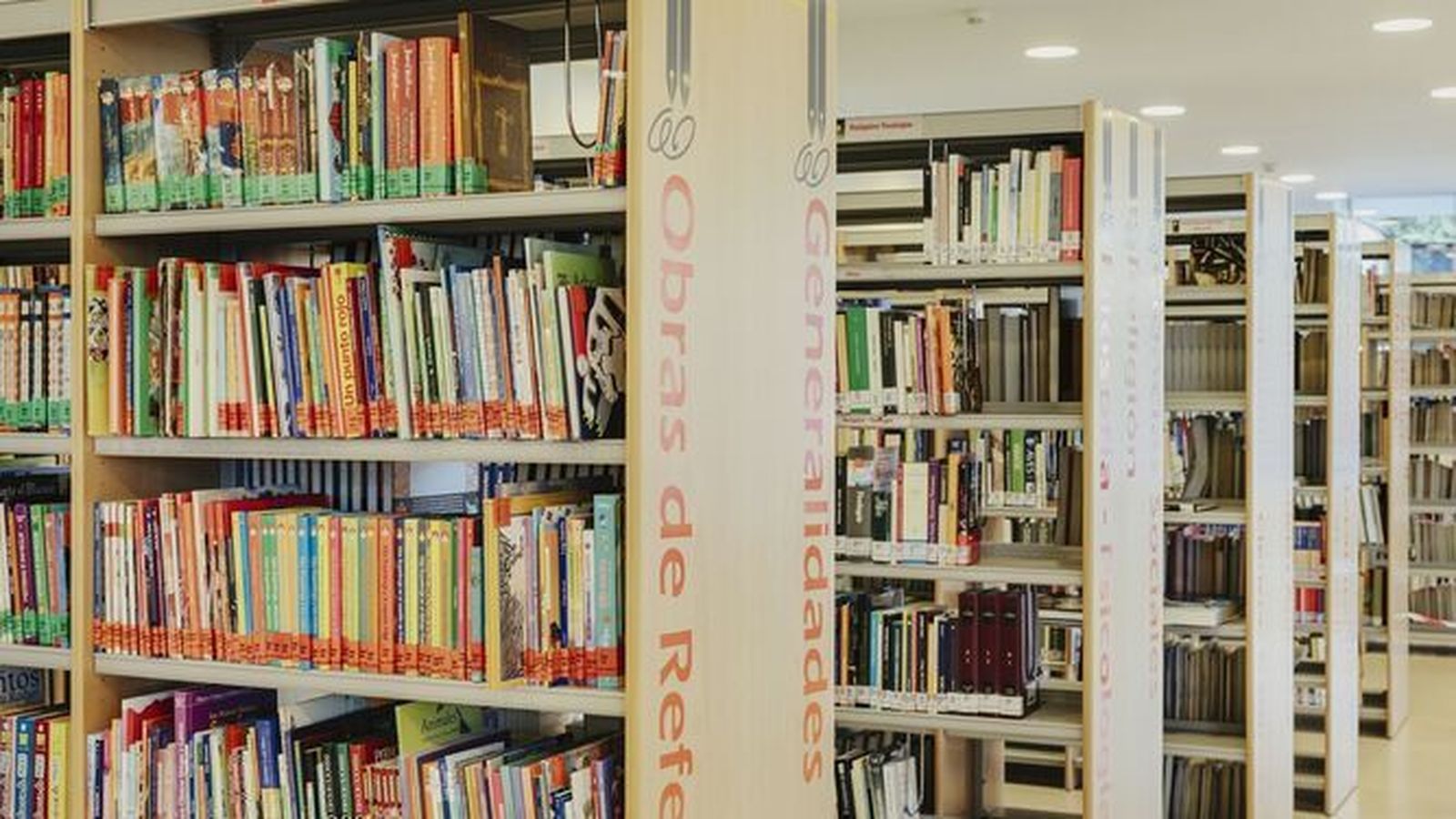 Estanterías de una biblioteca de Huelva.