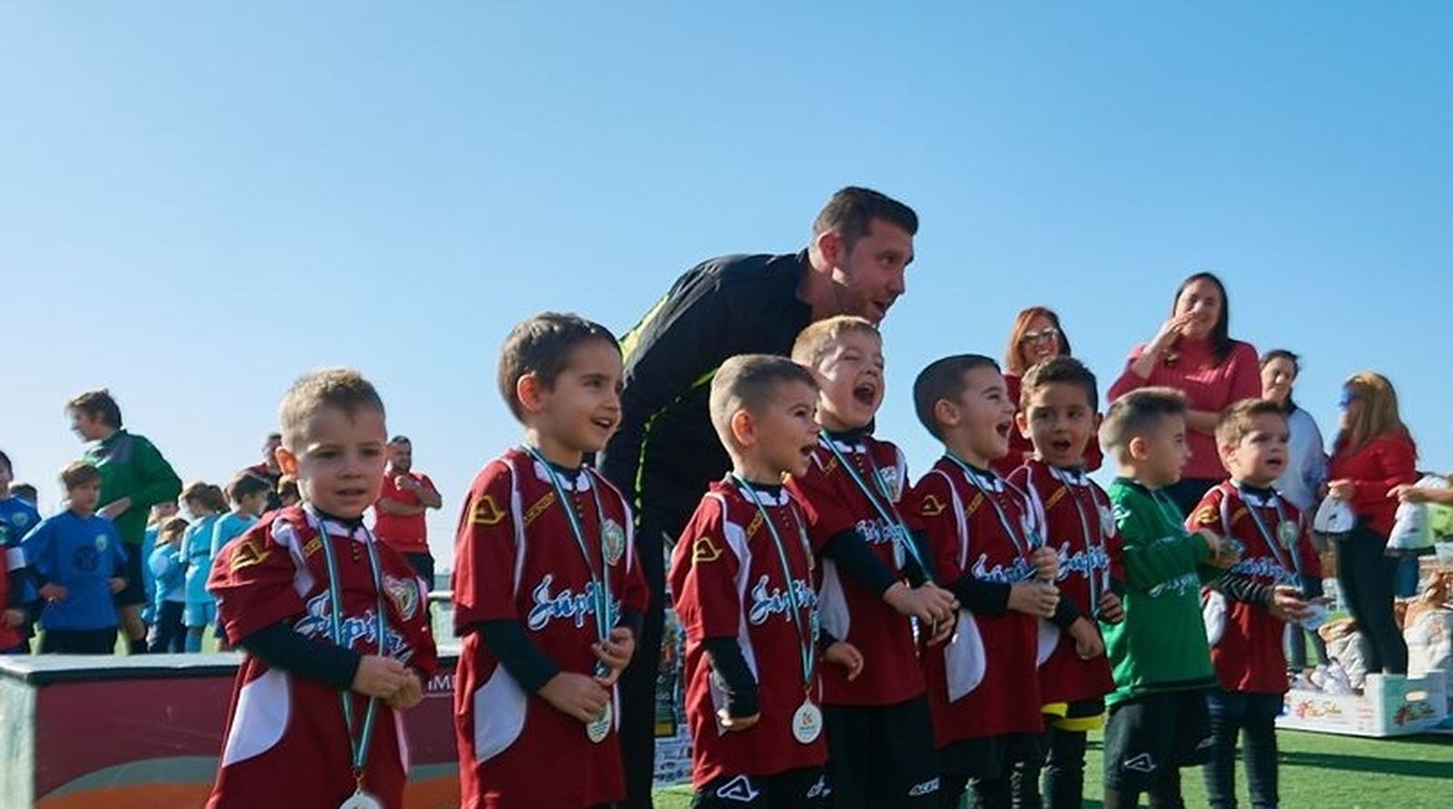 Acto de clausura y entrega de medallas en el torneo 'Un juguete por una sonrisa' organizado por Kurtuba.