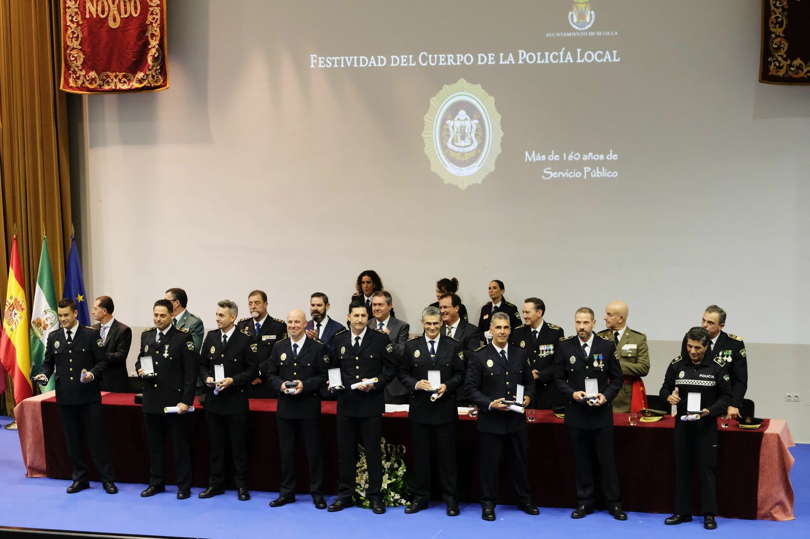 Los agentes condecorados el año pasado posan con las autoridades locales.