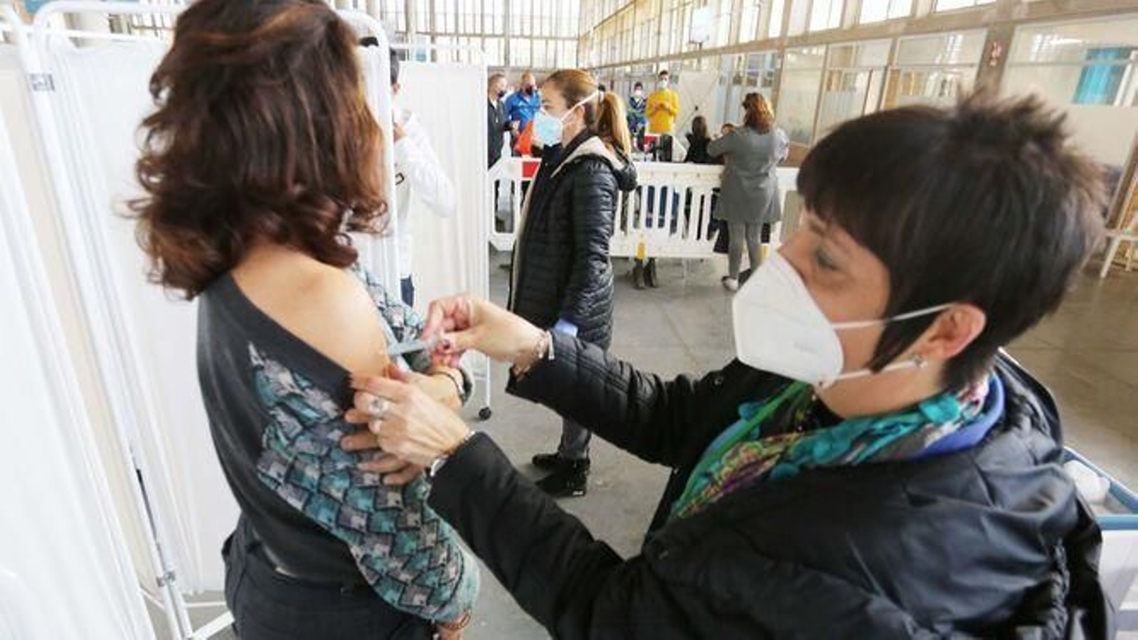 Administración de la tercera dosis de la vacuna en Ifeca en Jerez.