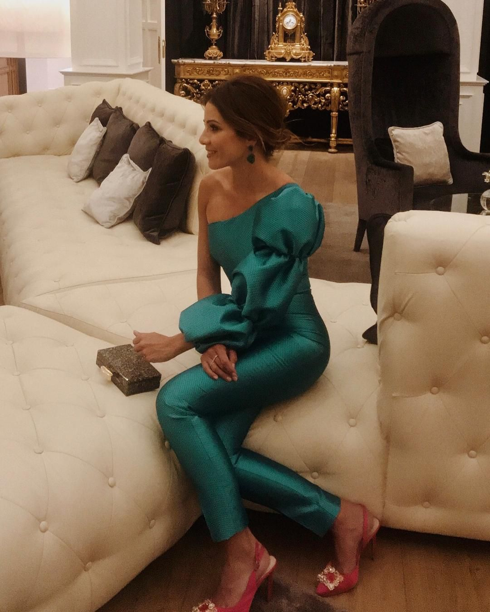 @vitroconis está espectacular con este mono de Alicia Rueda Atelier. El contraste entre la silueta súper ceñida y el volumen dramático de la manga asimétrica hará que tu look sea chic y llamativo.