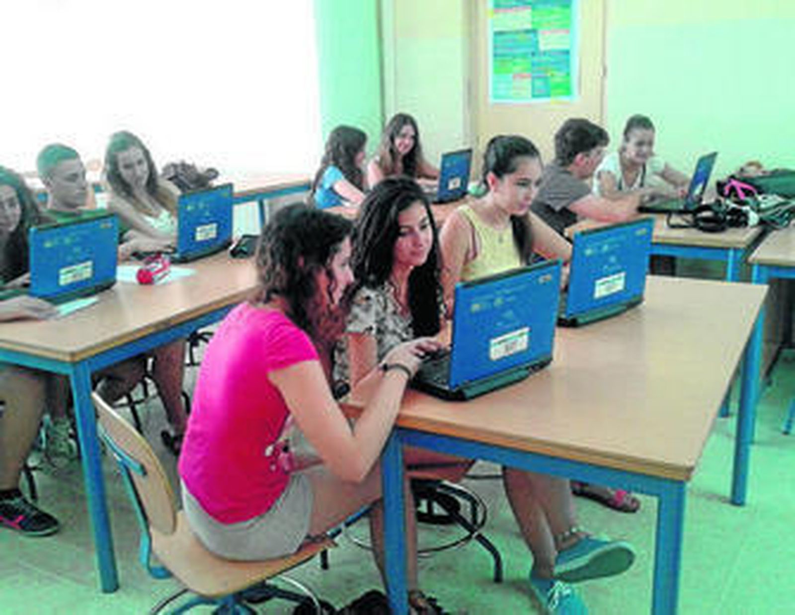 Los estudiantes trabajan en grupo, propiciando el debate y el intercambio de ideas para sus creaciones.